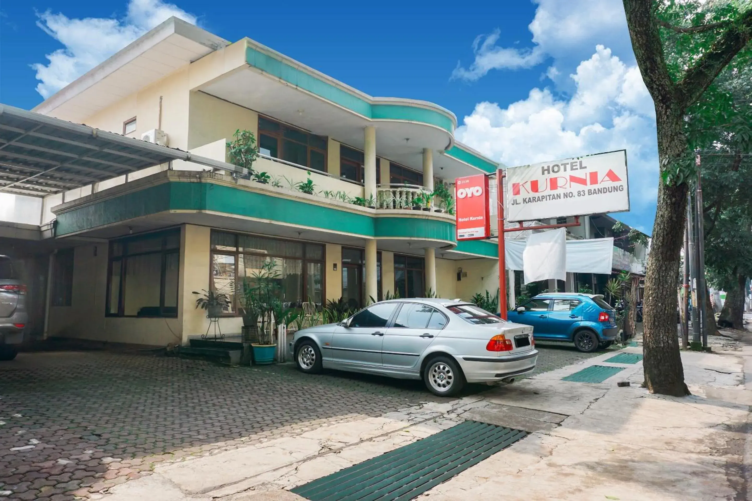 Facade/entrance in Hotel O Kebon Jeruk Near Gedung Sate Formerly Kurnia Hotel Facade/entrance in Hotel O Kebon Jeruk Near Gedung Sate Formerly Kurnia Hotel