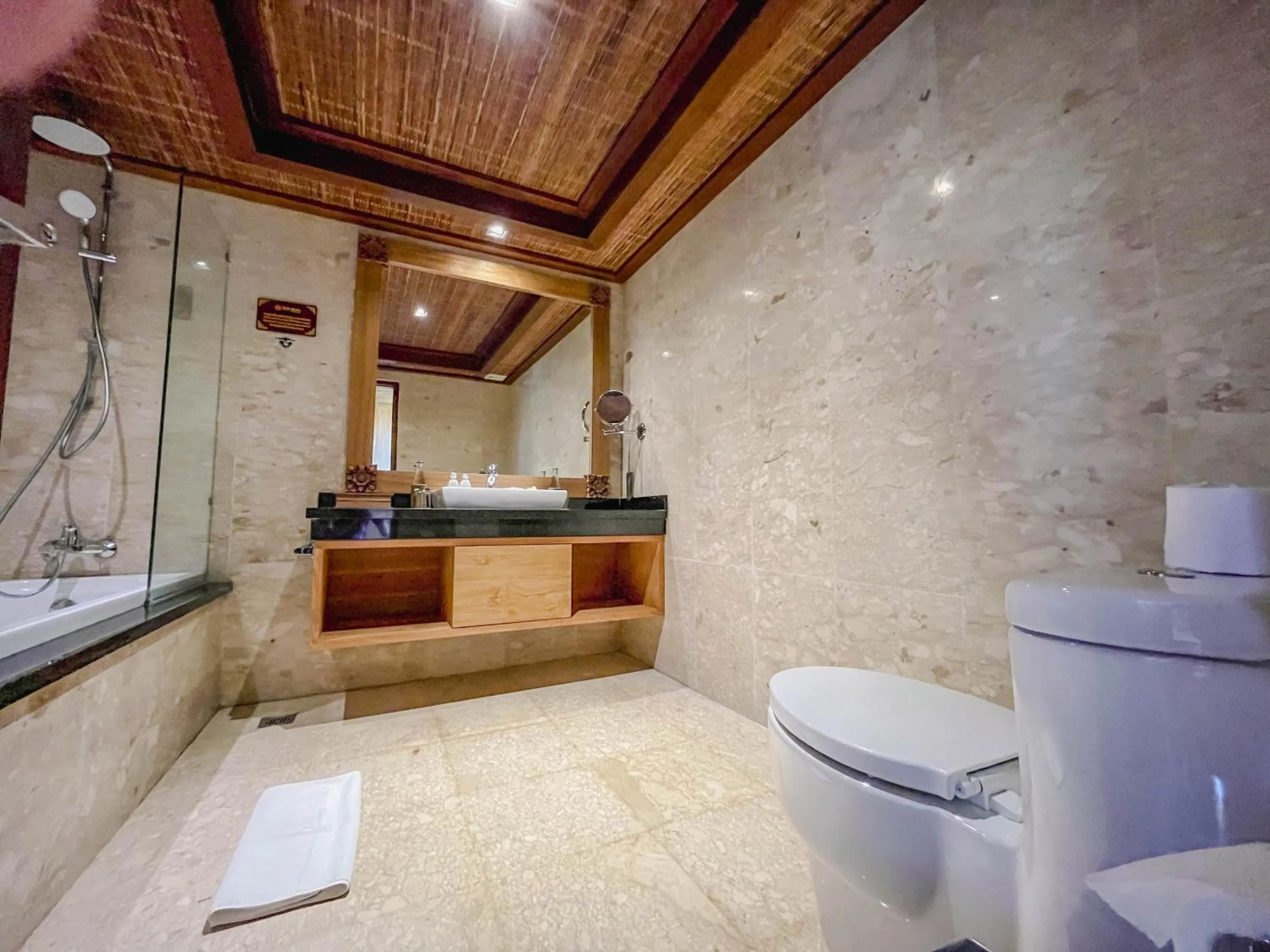 Shower in Sakti Garden Resort & Spa