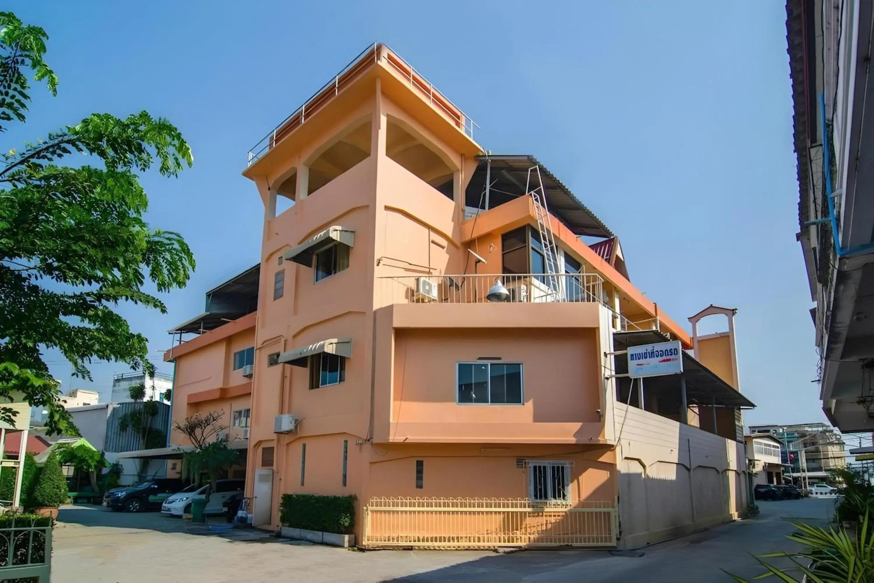 Property building in OYO 534 Phasuk Hotel Property building in OYO 534 Phasuk Hotel