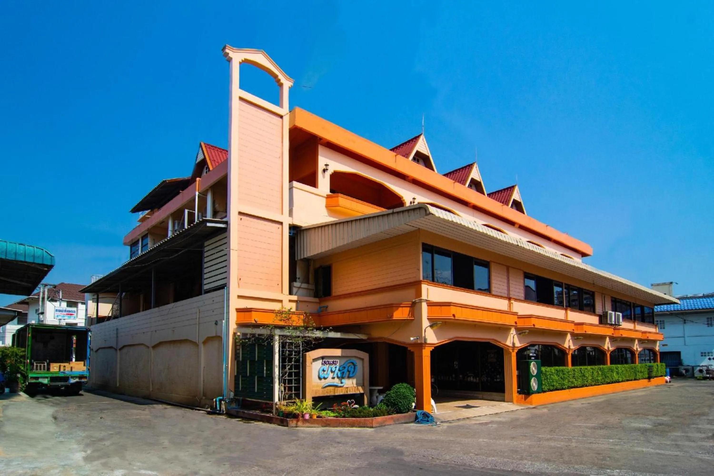 Neighbourhood in OYO 534 Phasuk Hotel