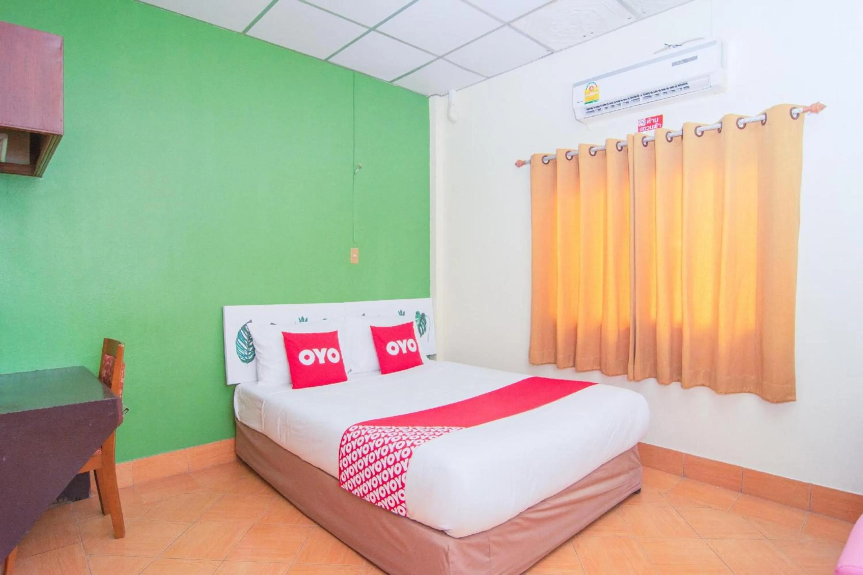 View (from property/room), Bed in OYO 534 Phasuk Hotel