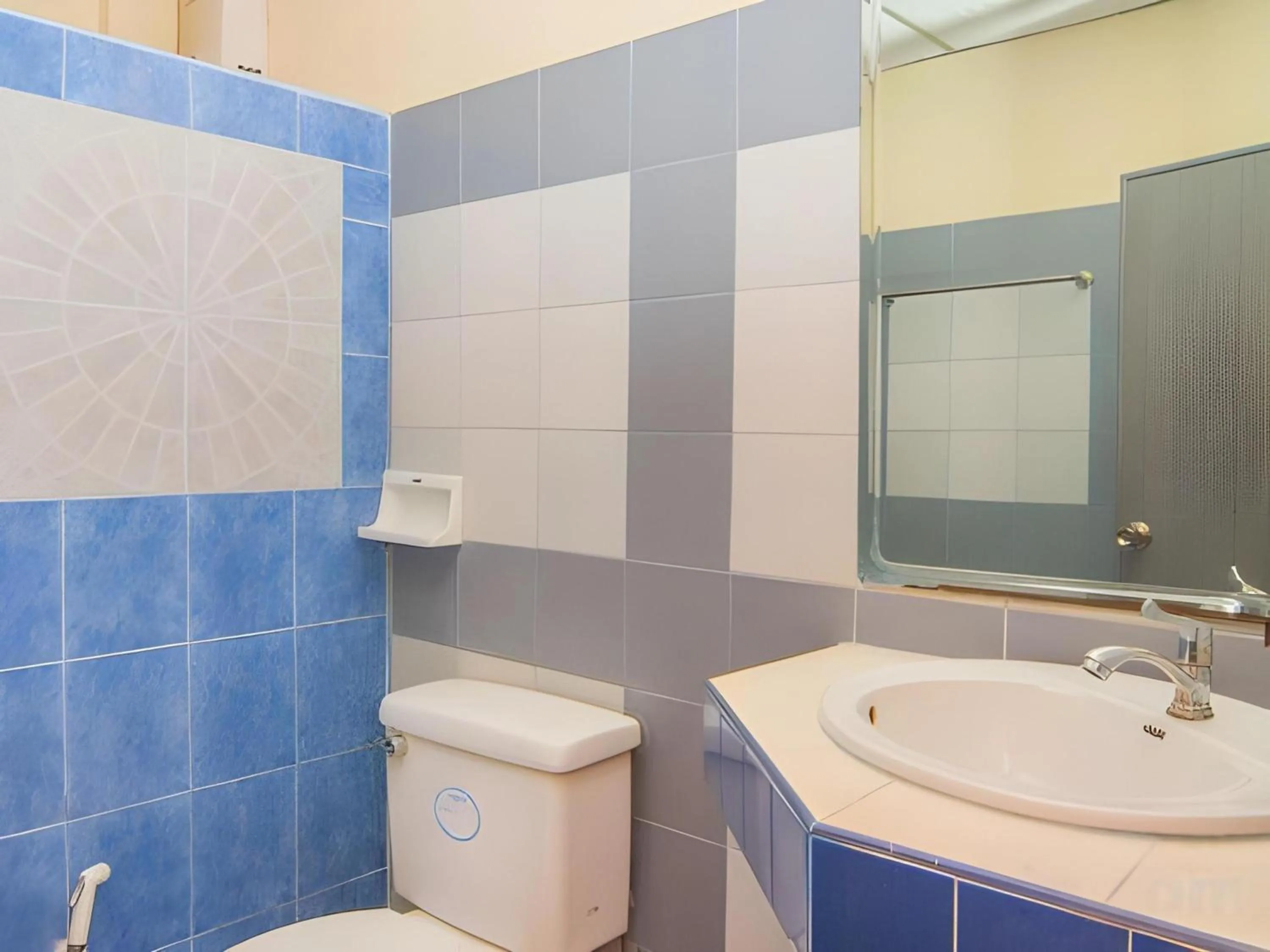 Bathroom in OYO 534 Phasuk Hotel