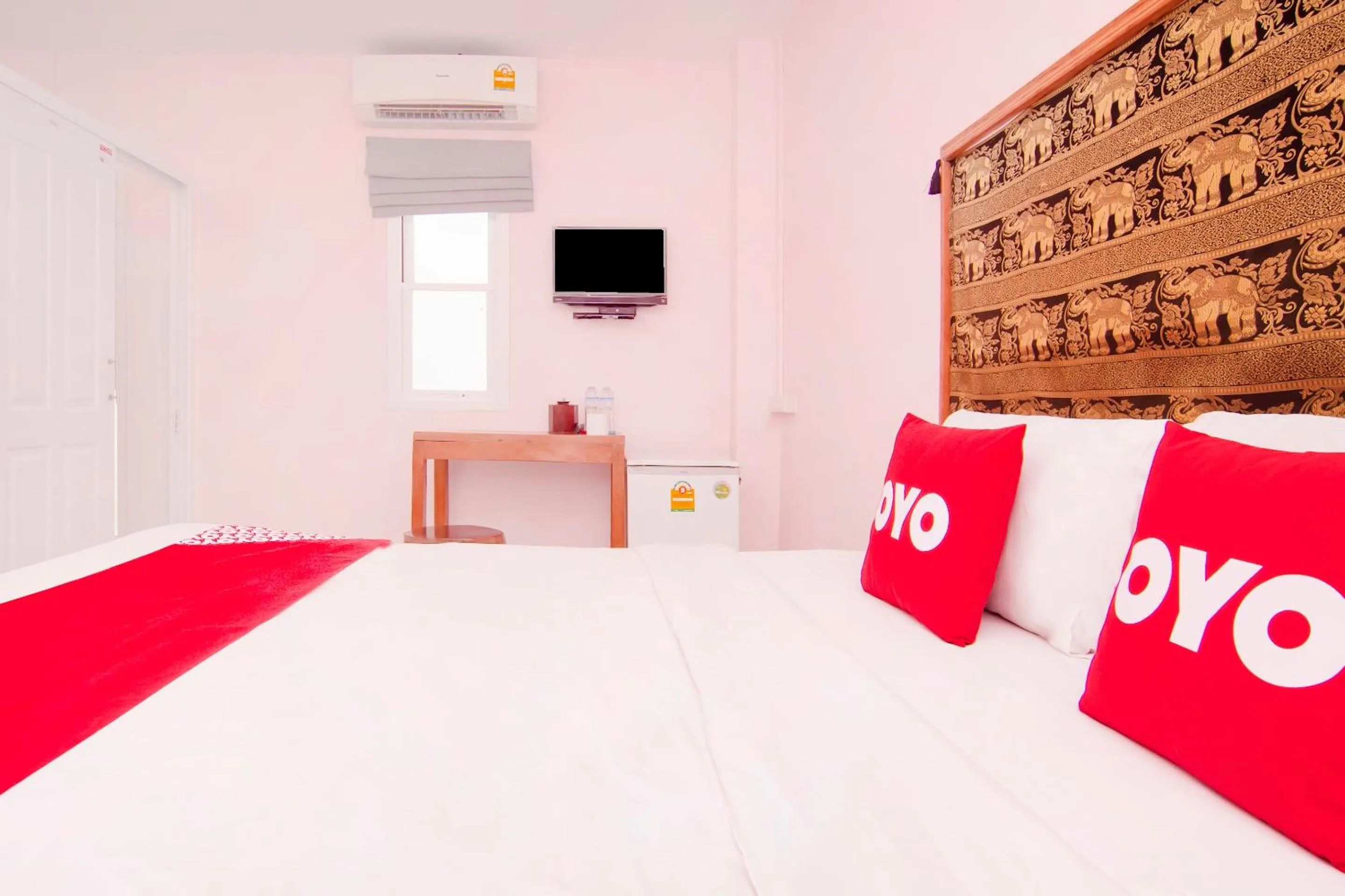 Bedroom, Bed in Baan Taklom Chomtalay