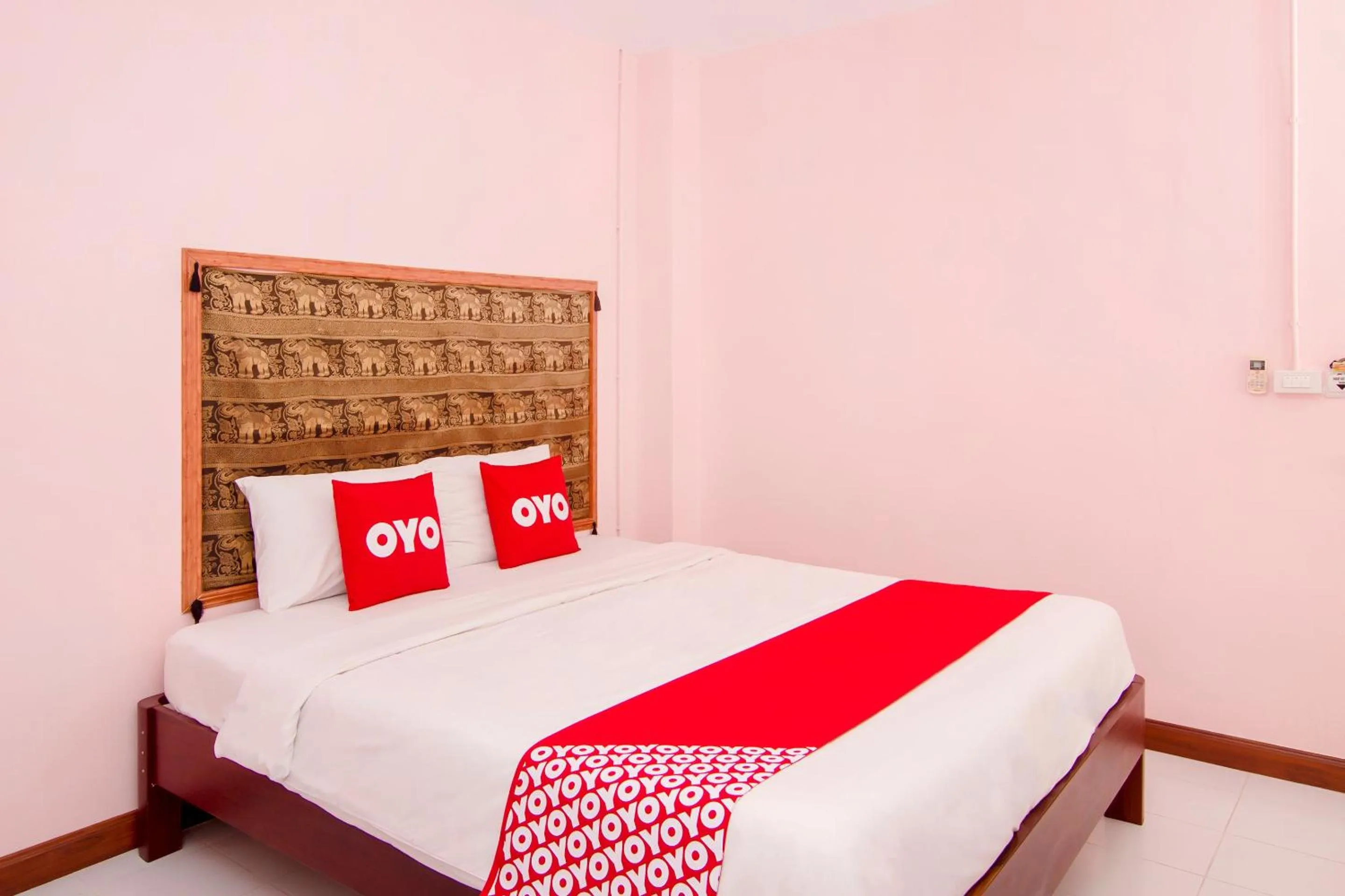 Bedroom, Bed in Baan Taklom Chomtalay