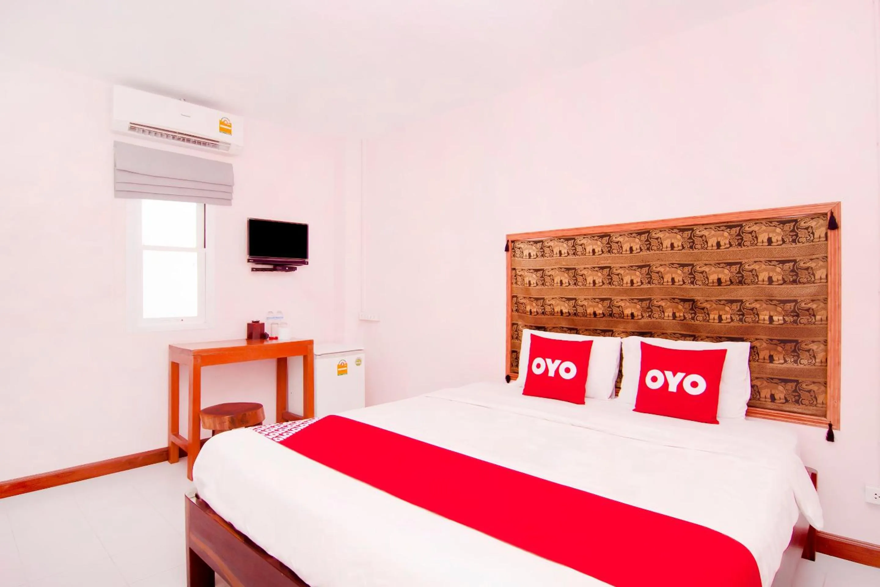 Bedroom, Bed in Baan Taklom Chomtalay