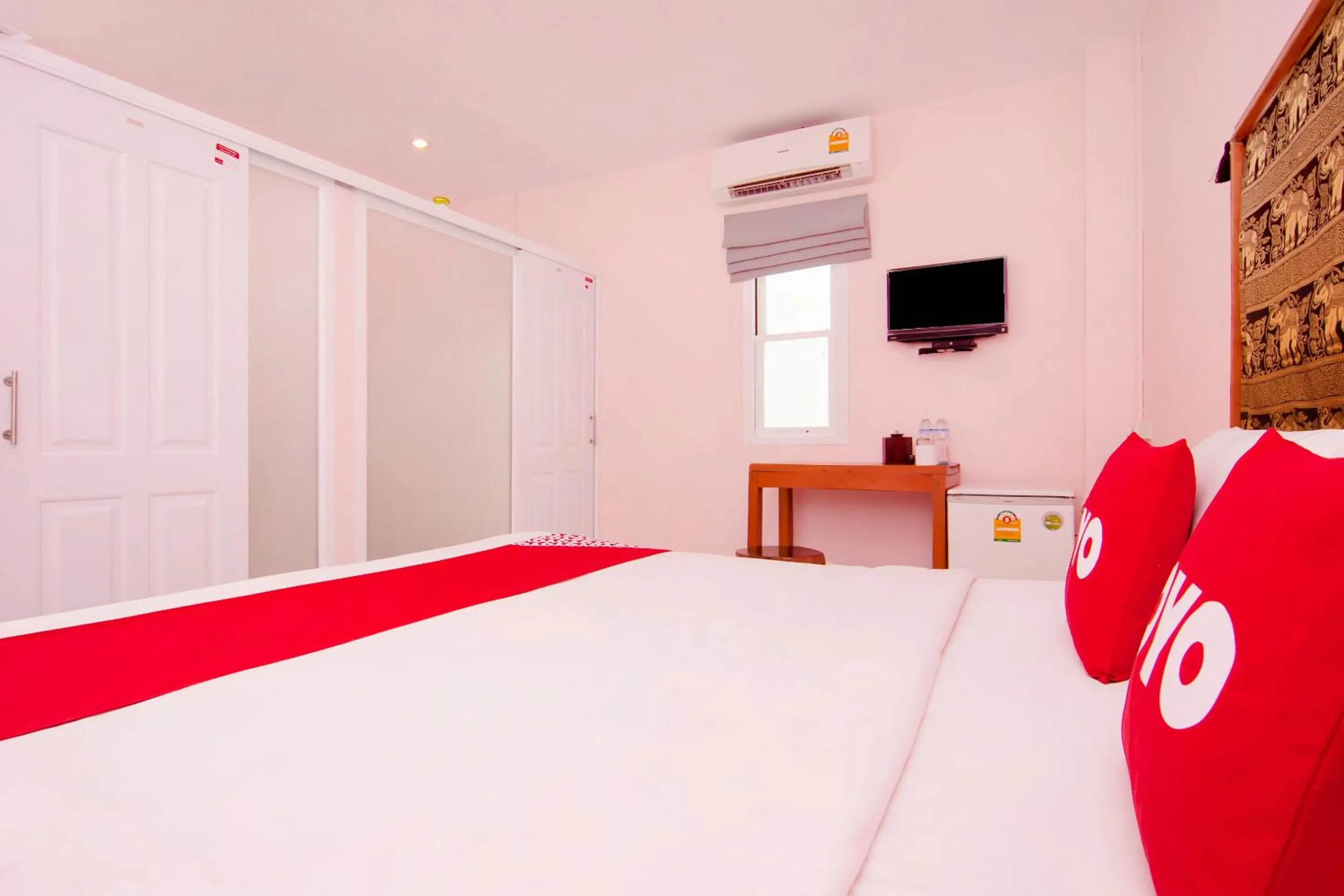 Bedroom, Bed in Baan Taklom Chomtalay