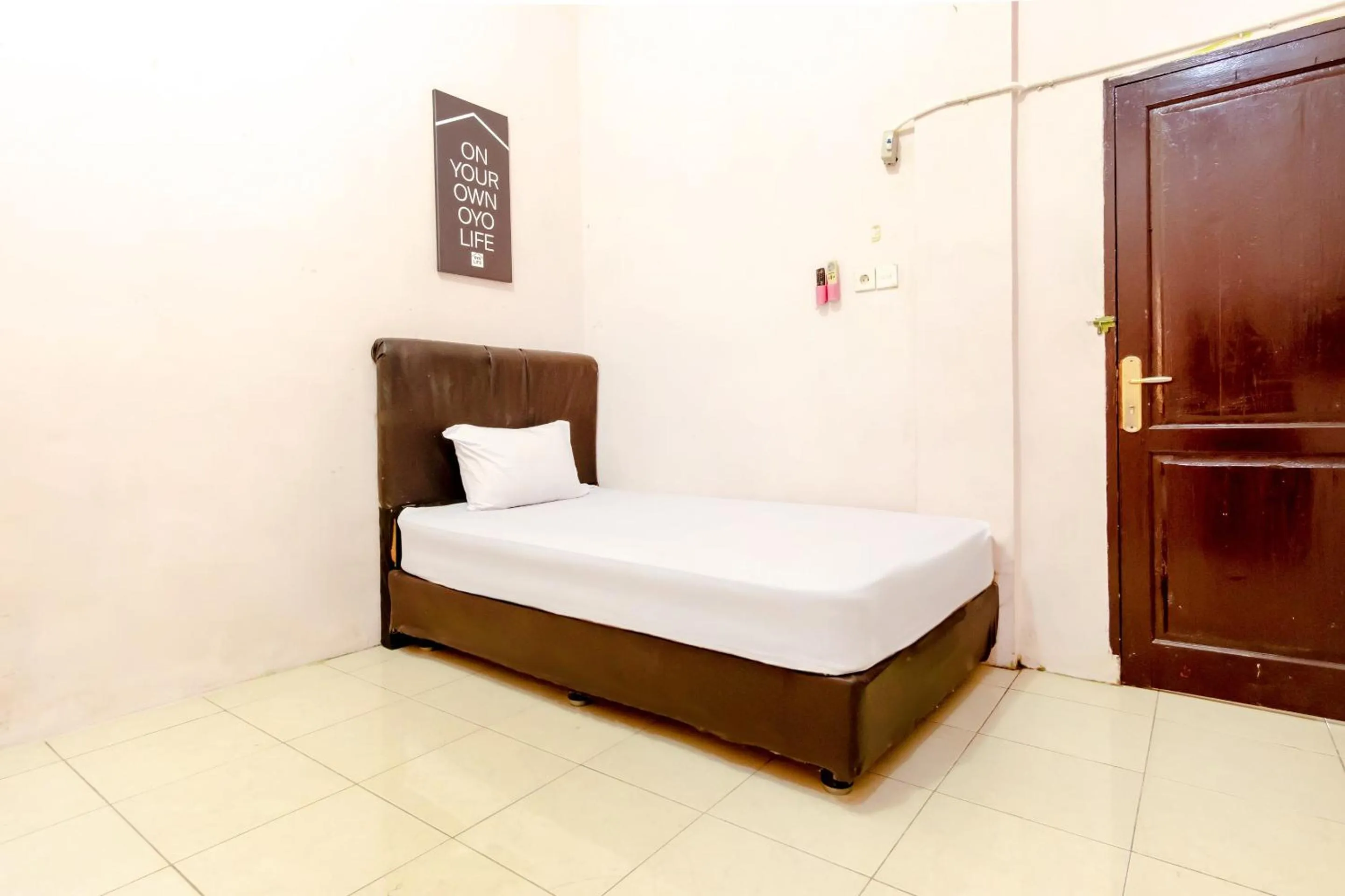 Bedroom, Bed in OYO Life 1839 Samantha Kost