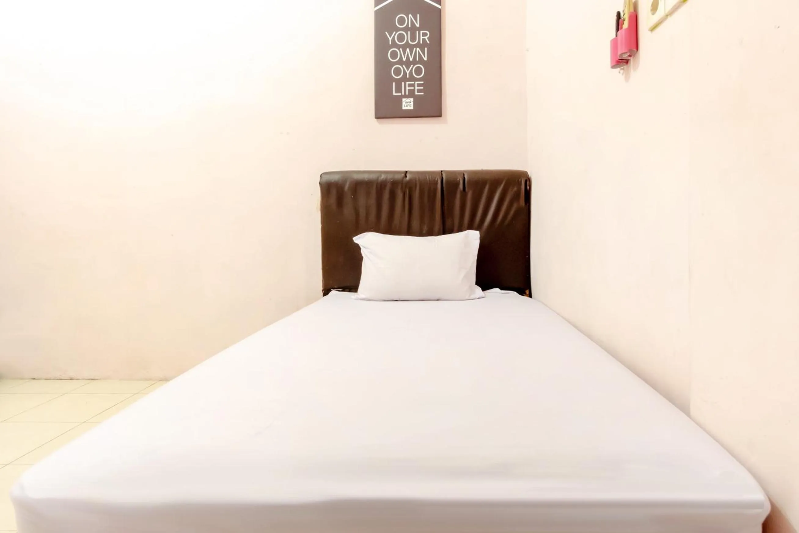 Bedroom, Bed in OYO Life 1839 Samantha Kost