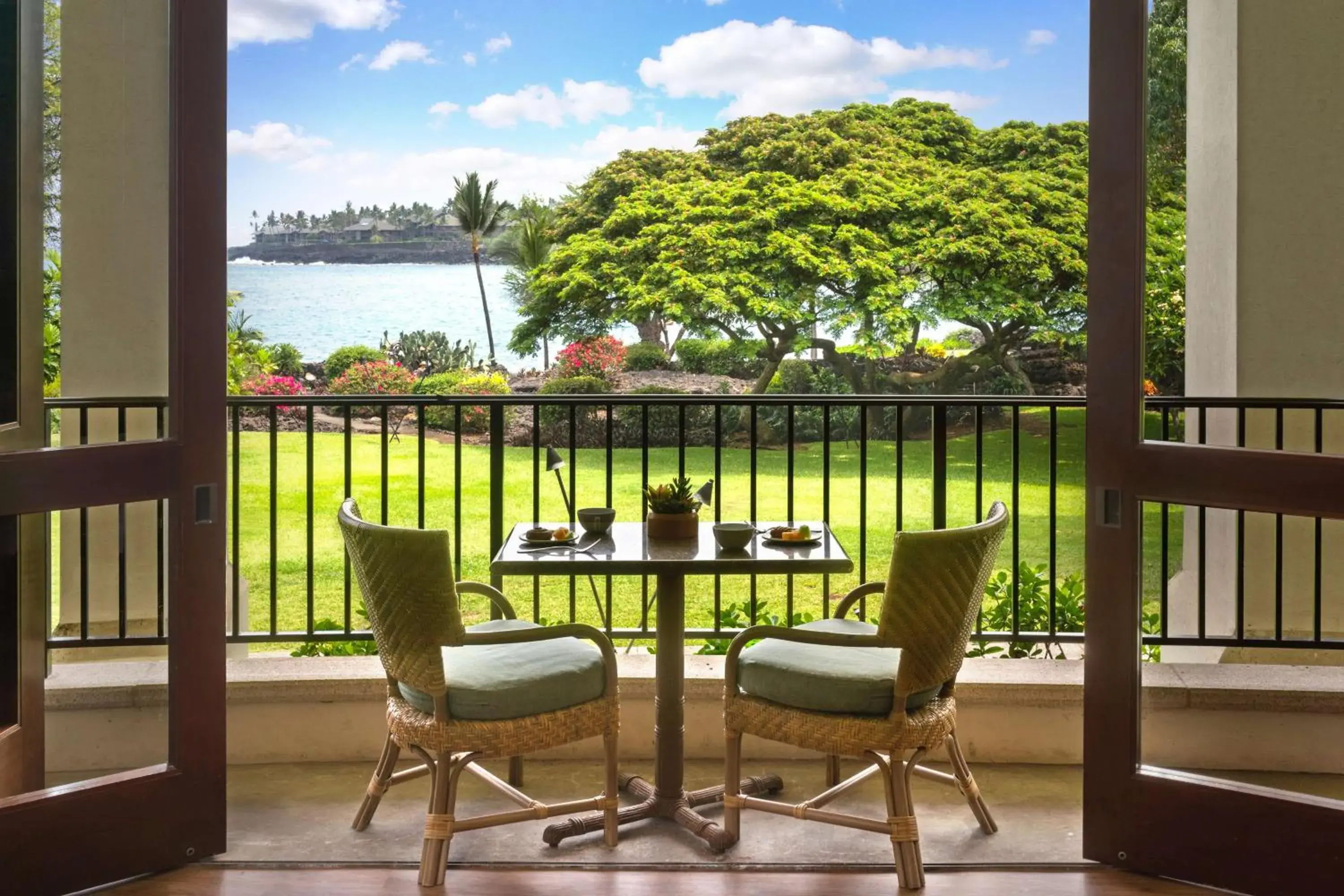 Lounge or bar in OUTRIGGER Kona Resort and Spa Lounge or bar in OUTRIGGER Kona Resort and Spa