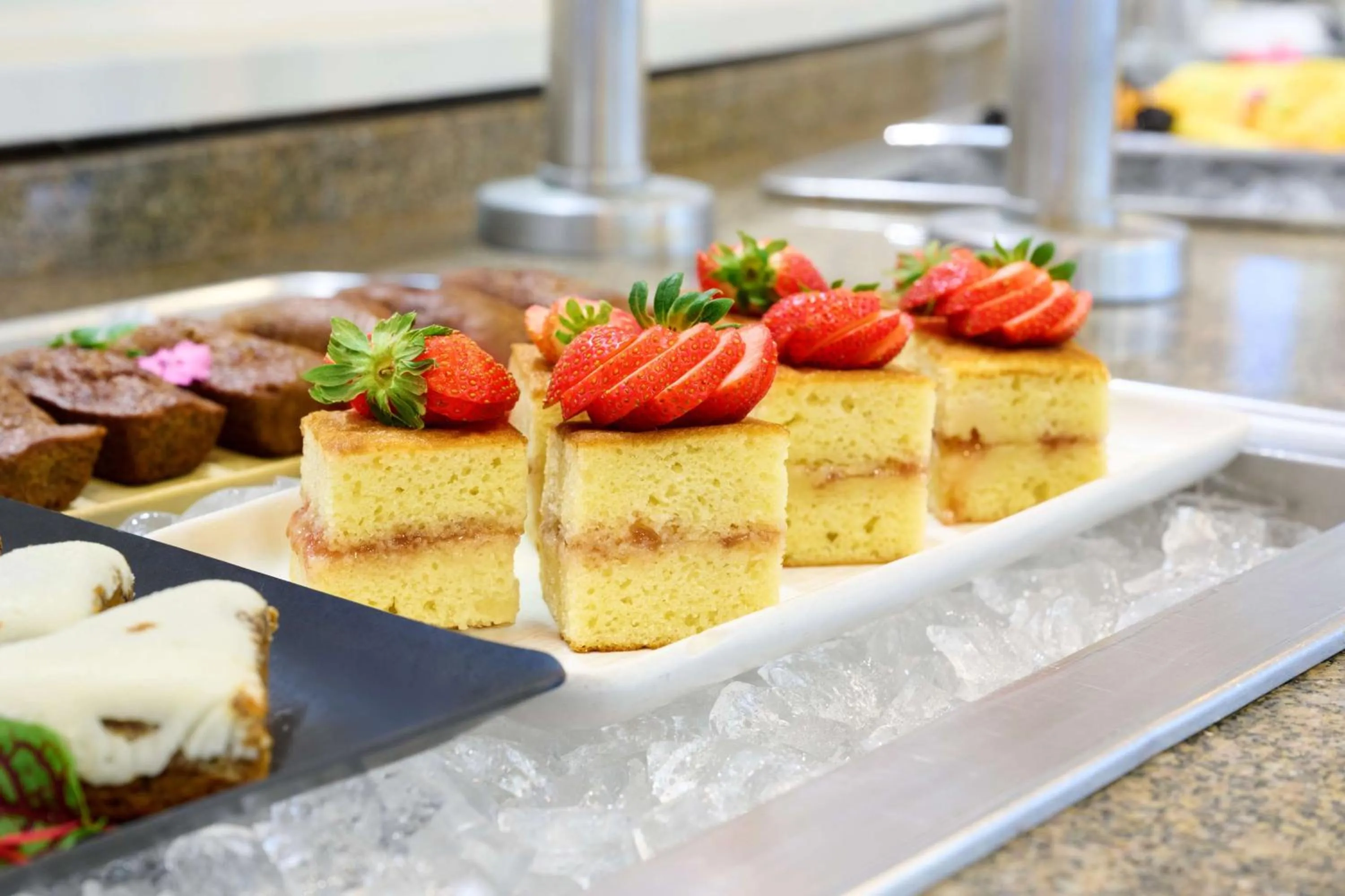 Lounge or bar in OUTRIGGER Kona Resort and Spa