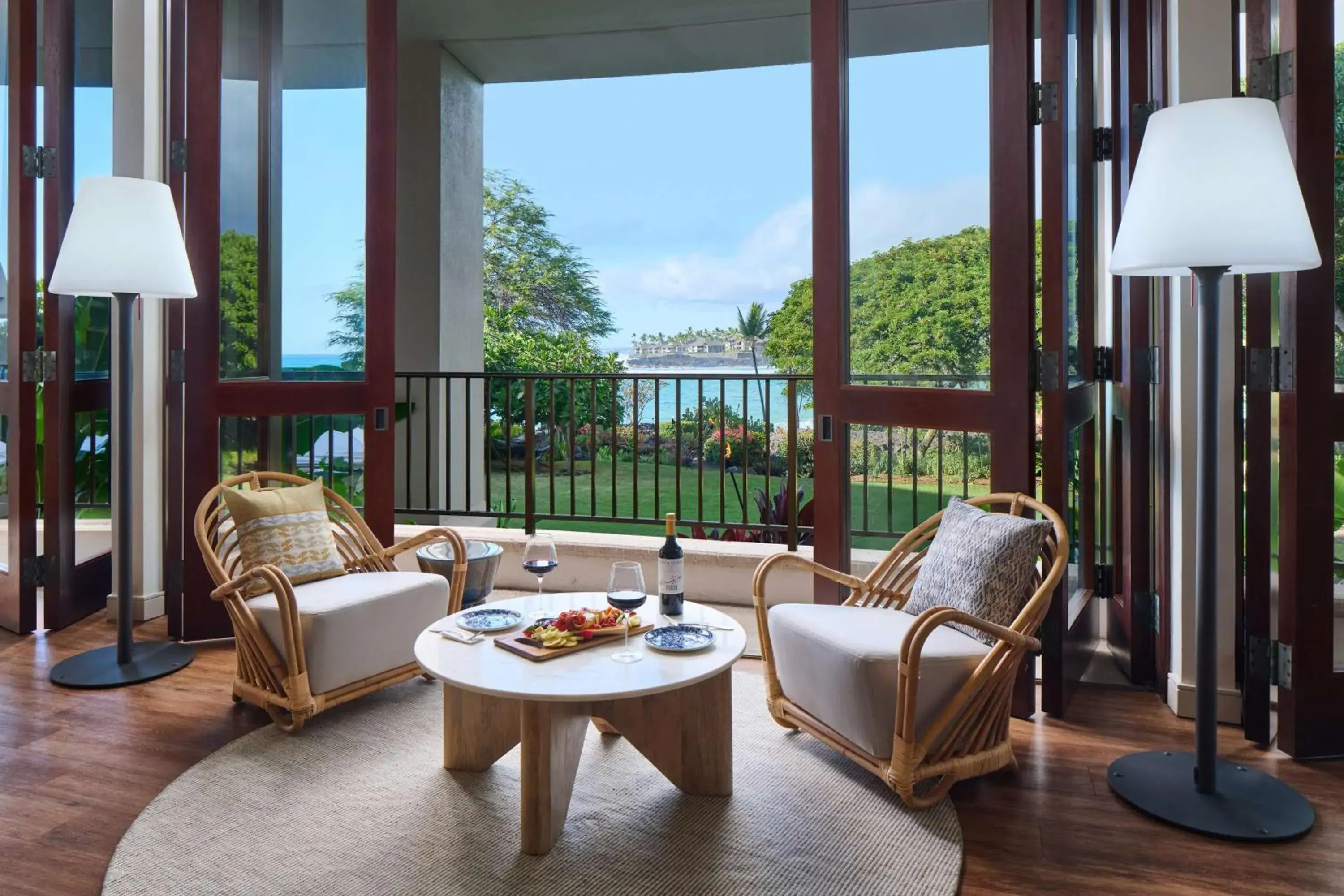 Lounge or bar in OUTRIGGER Kona Resort and Spa Lounge or bar in OUTRIGGER Kona Resort and Spa