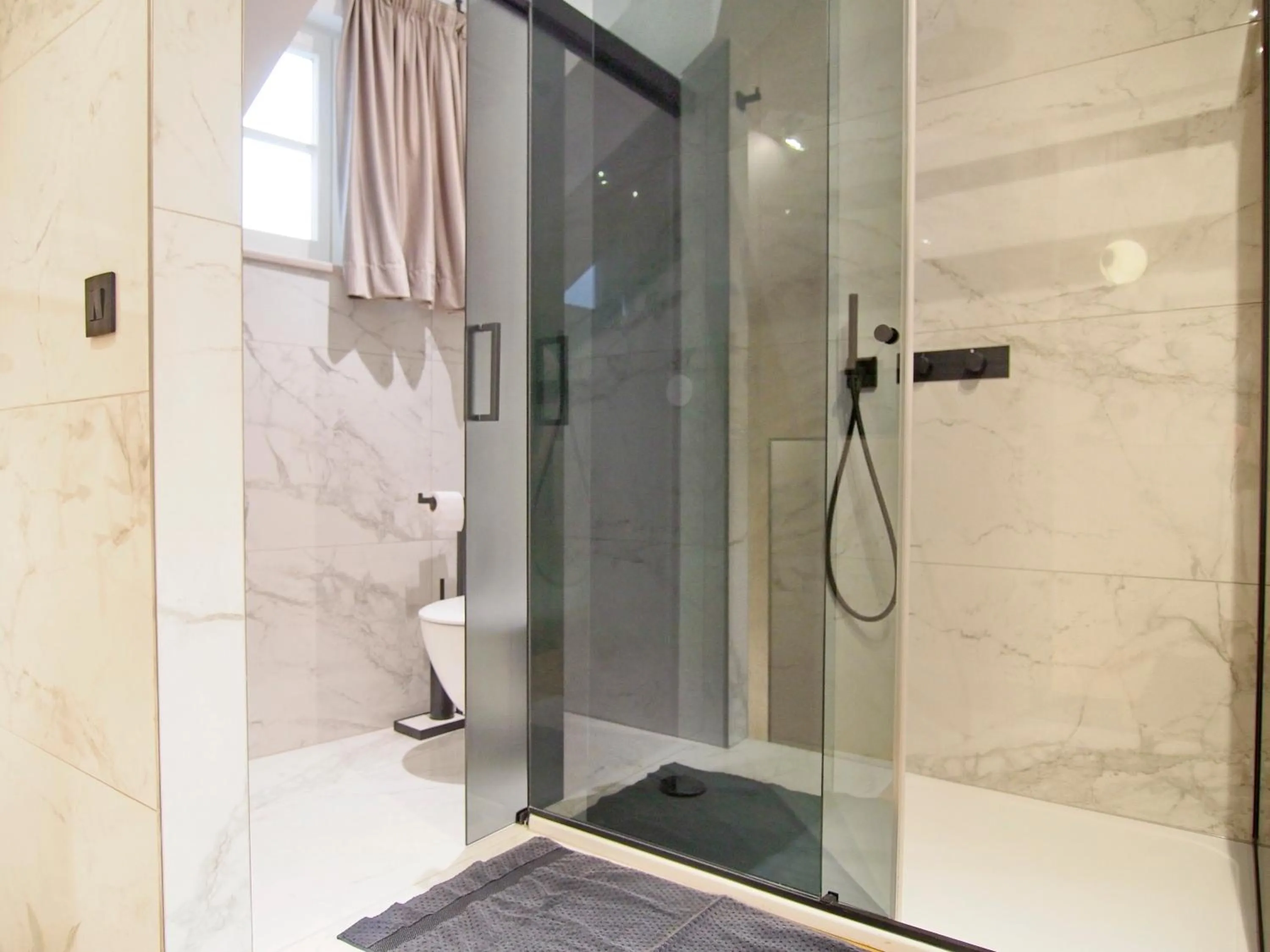 Shower in La Vita e Bella III