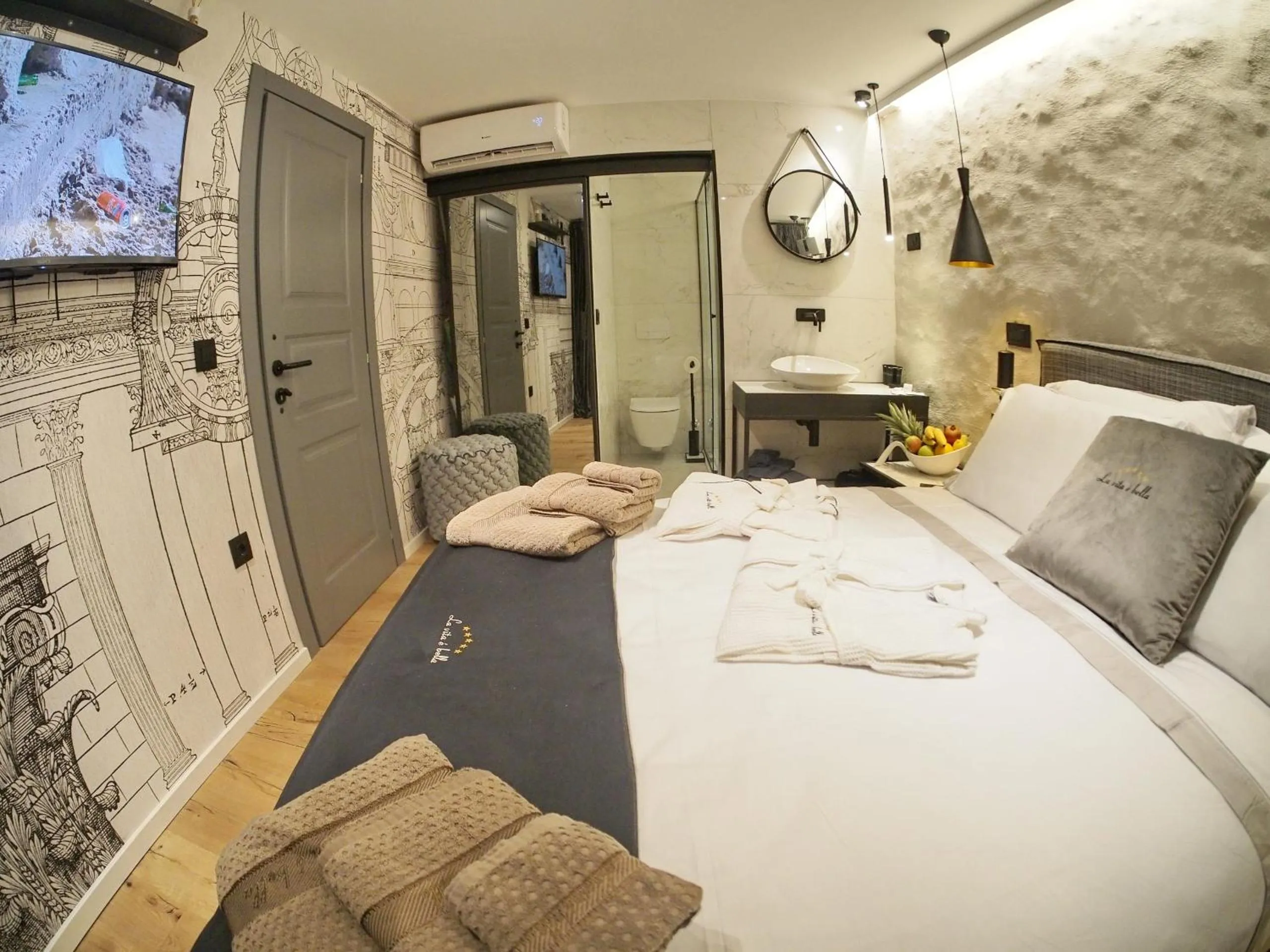 Bedroom, Bed in La Vita e Bella III