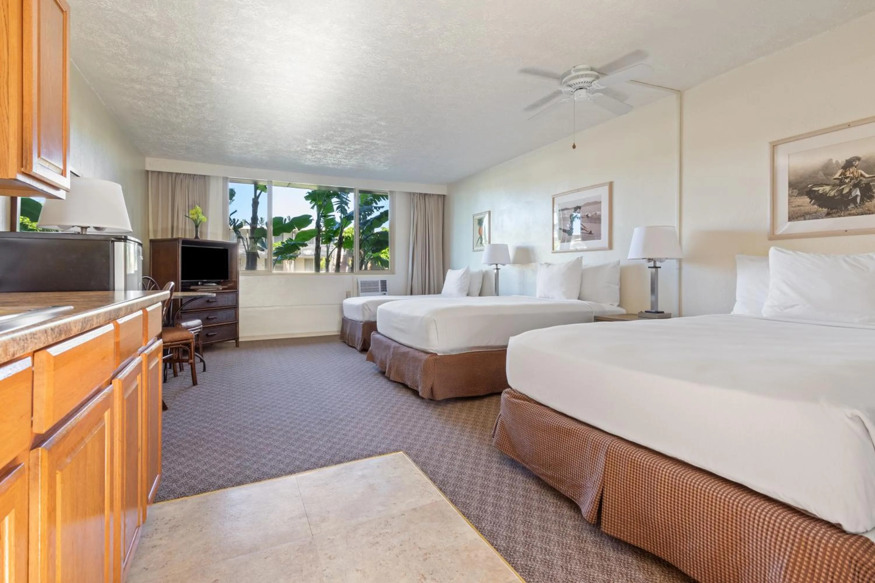 Bed in Maui Seaside Hotel