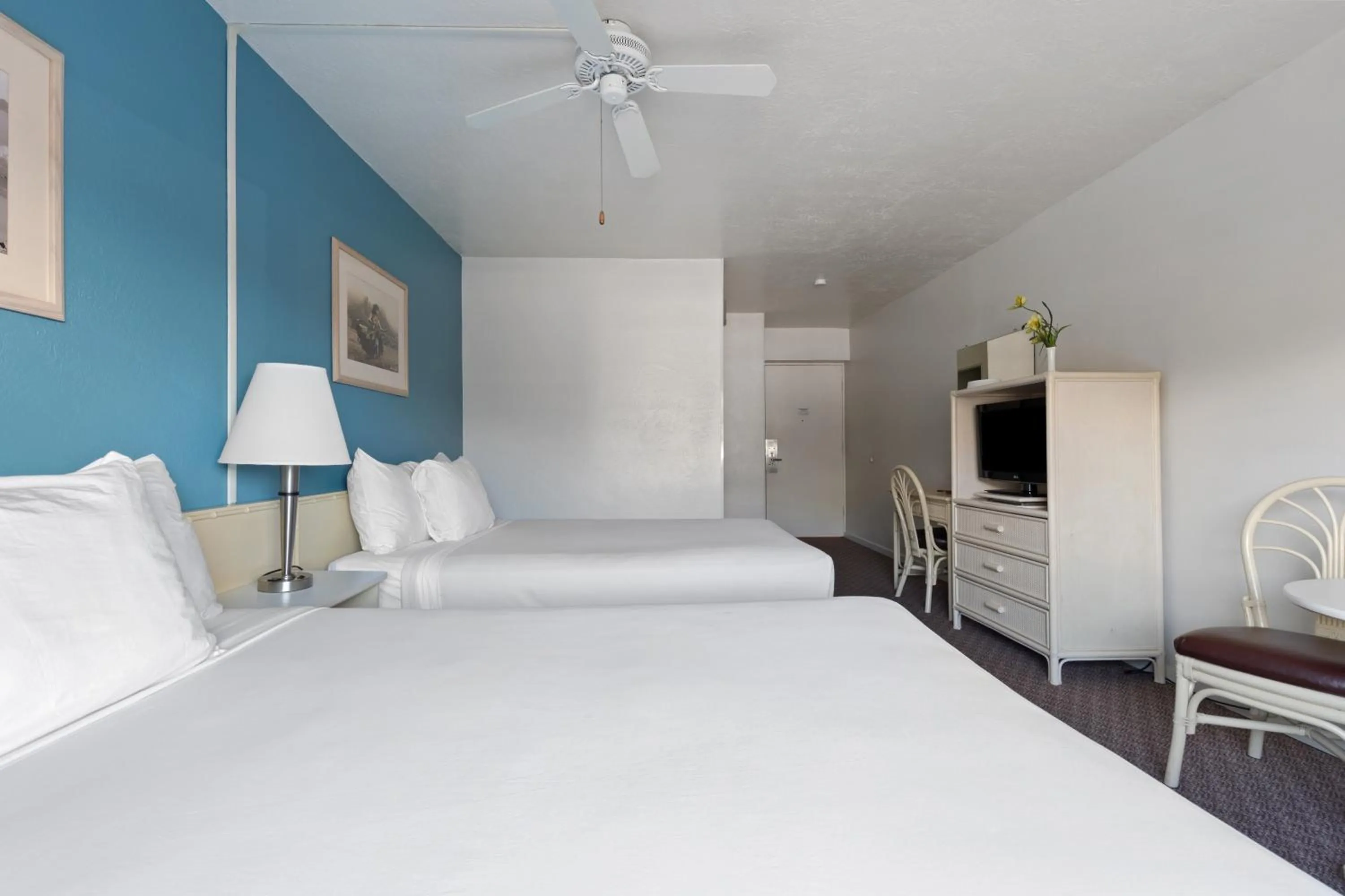 Bed in Maui Seaside Hotel