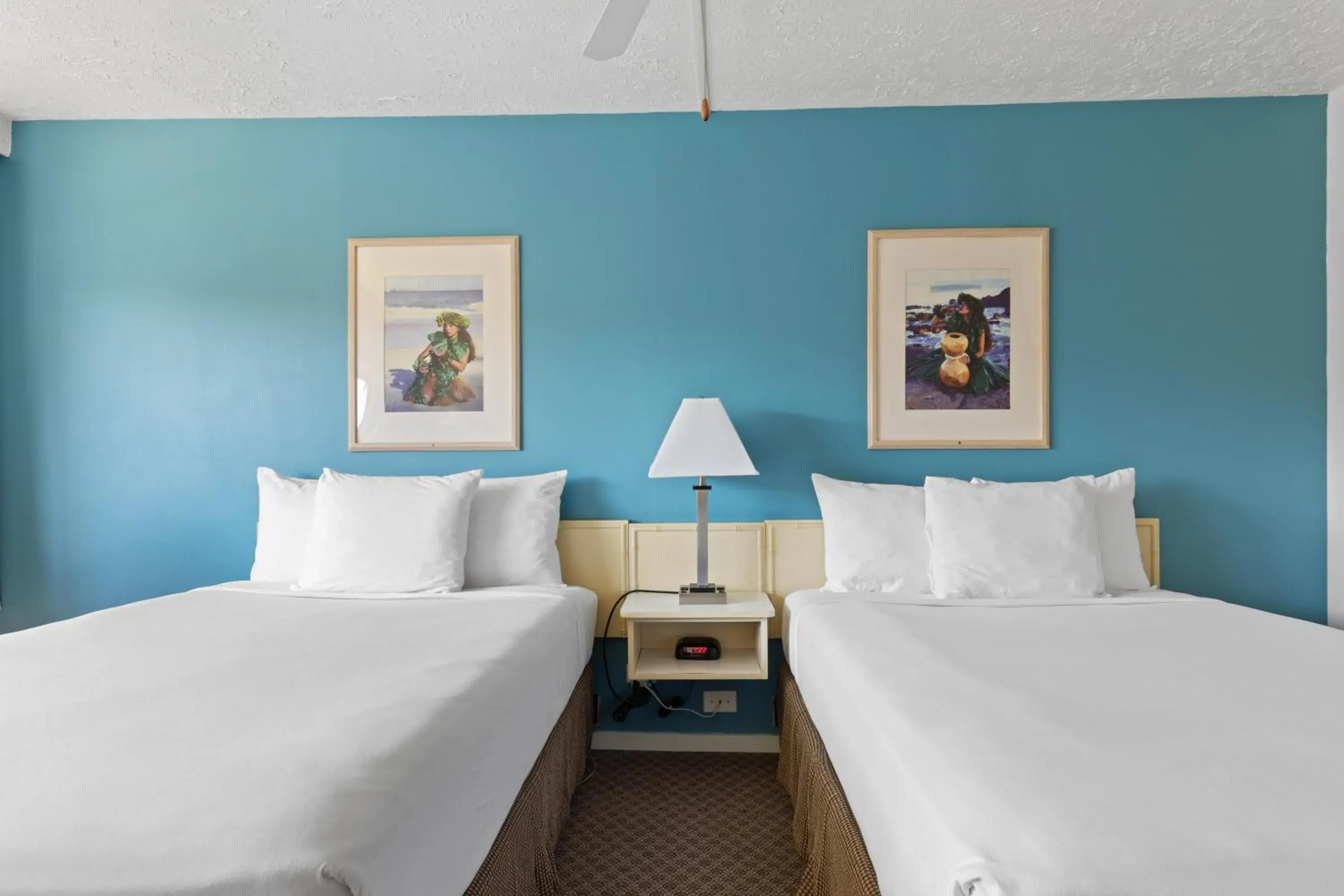 Bed in Maui Seaside Hotel Bed in Maui Seaside Hotel