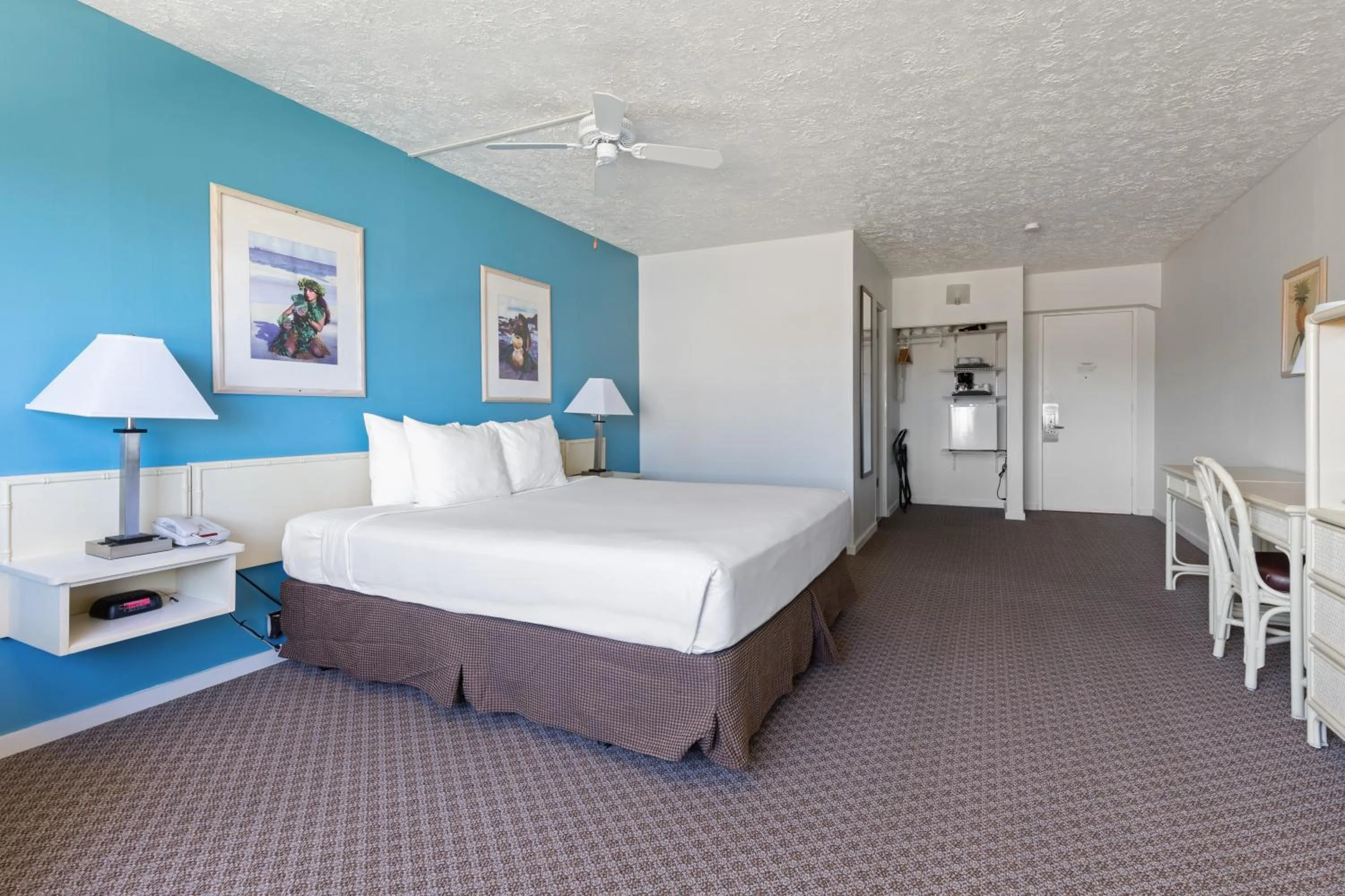 Bed in Maui Seaside Hotel