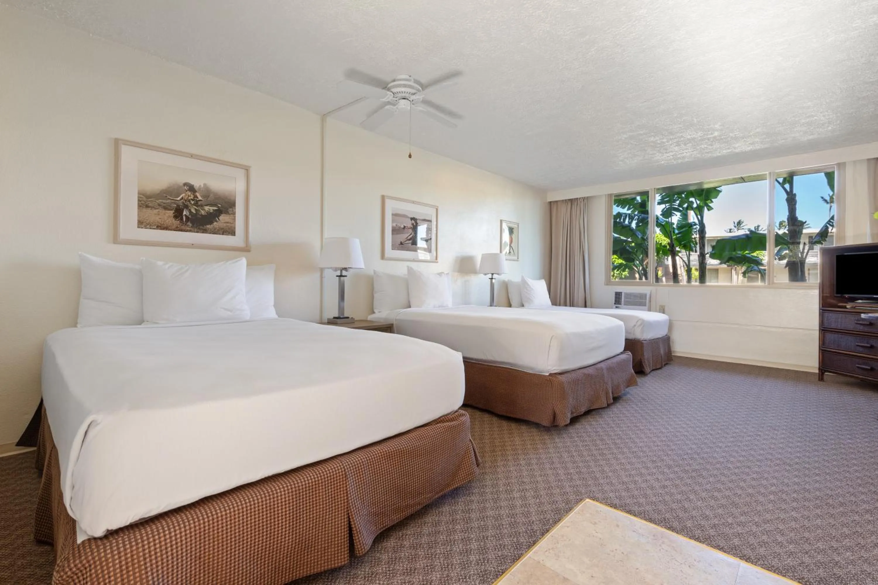 Bed in Maui Seaside Hotel