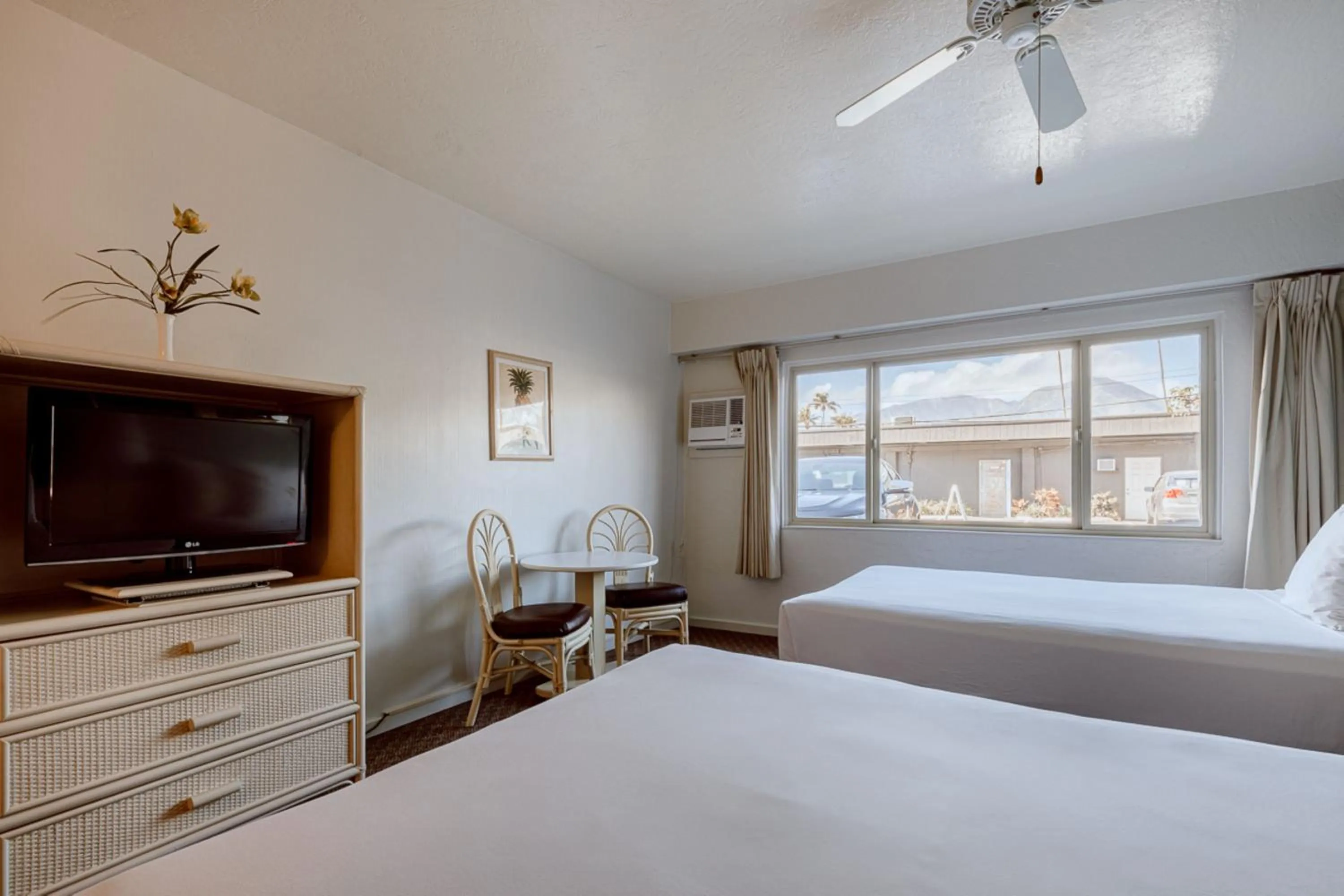 Bedroom, Bed in Maui Seaside Hotel