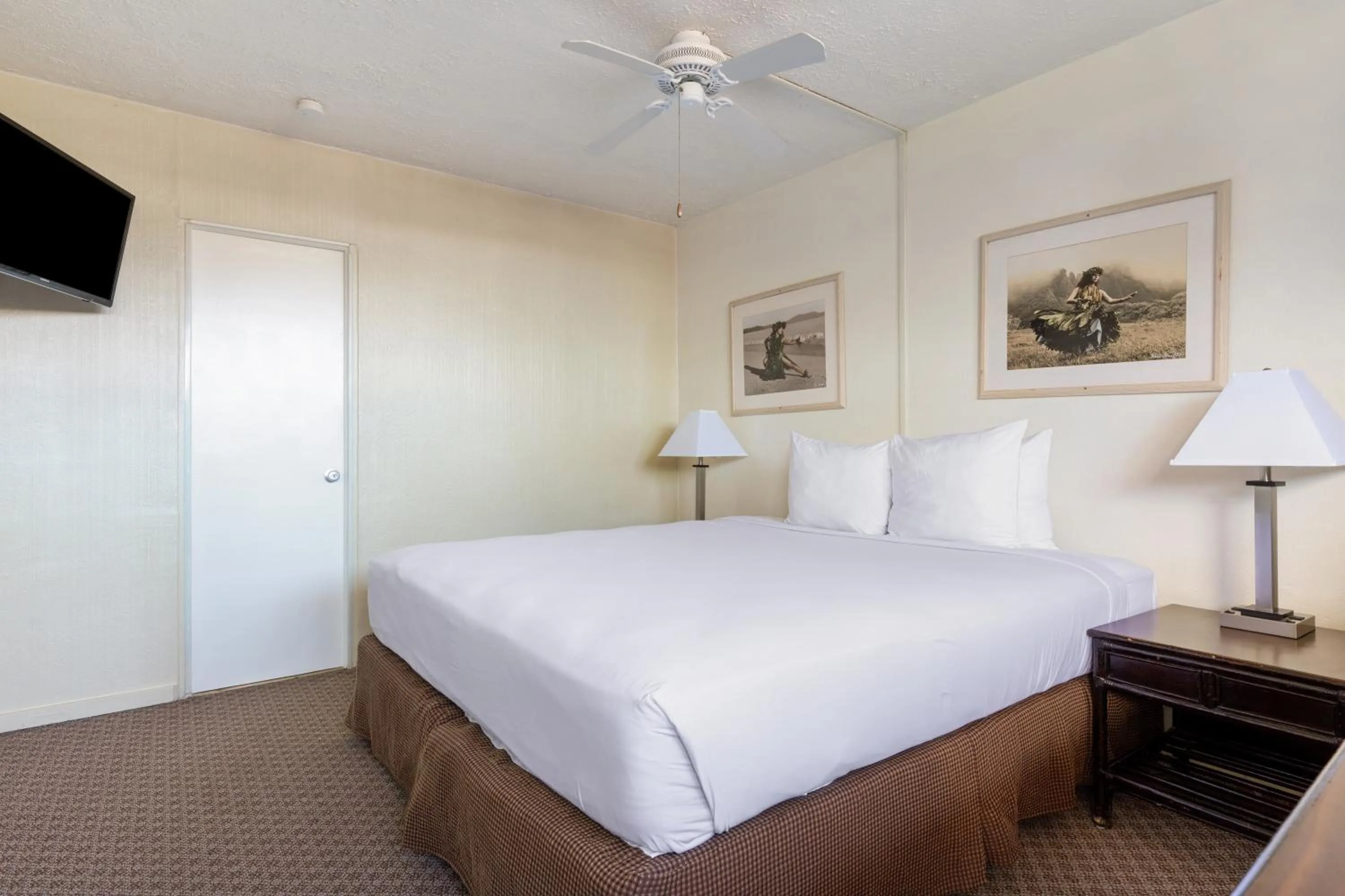 Bed in Maui Seaside Hotel