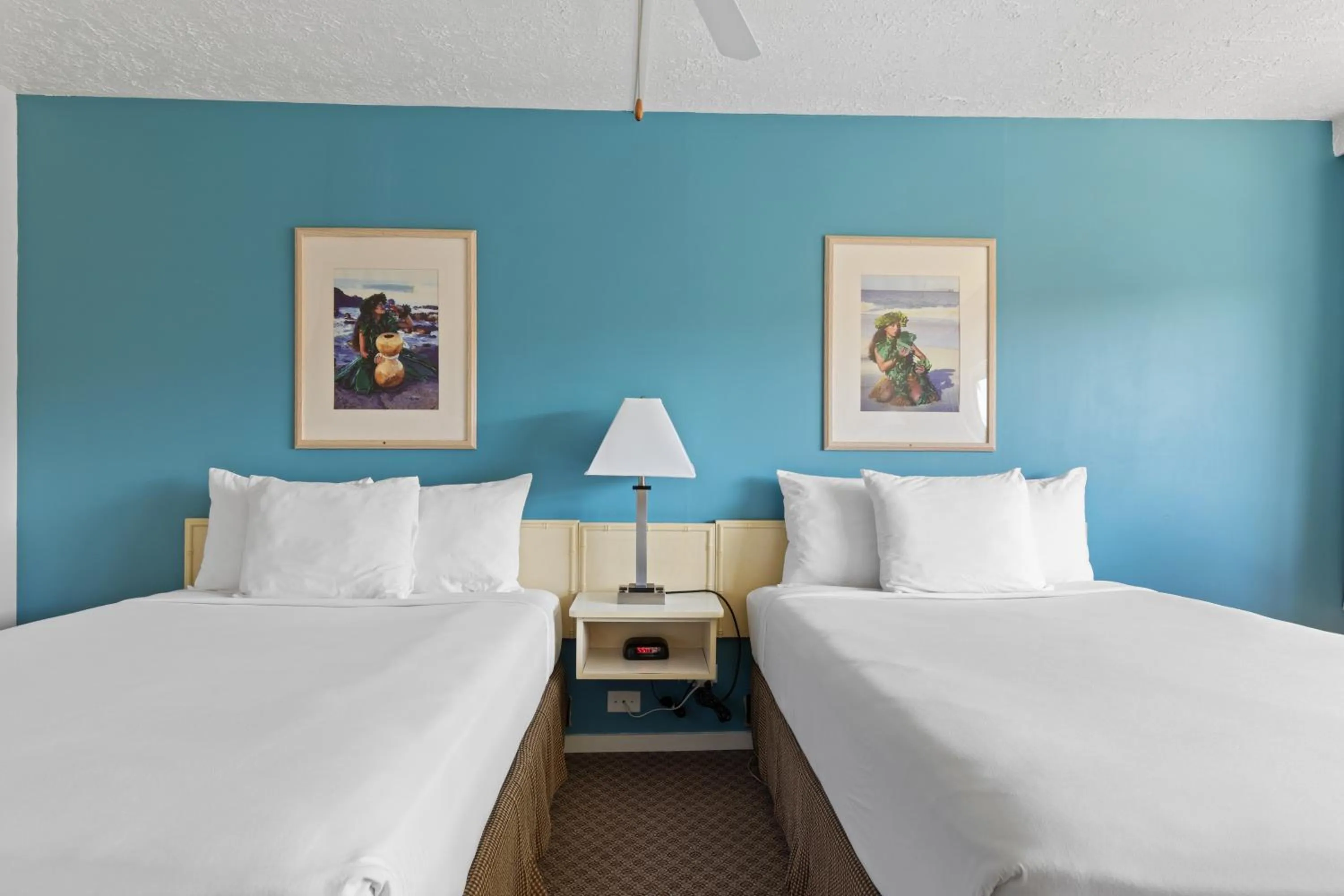 Bed in Maui Seaside Hotel