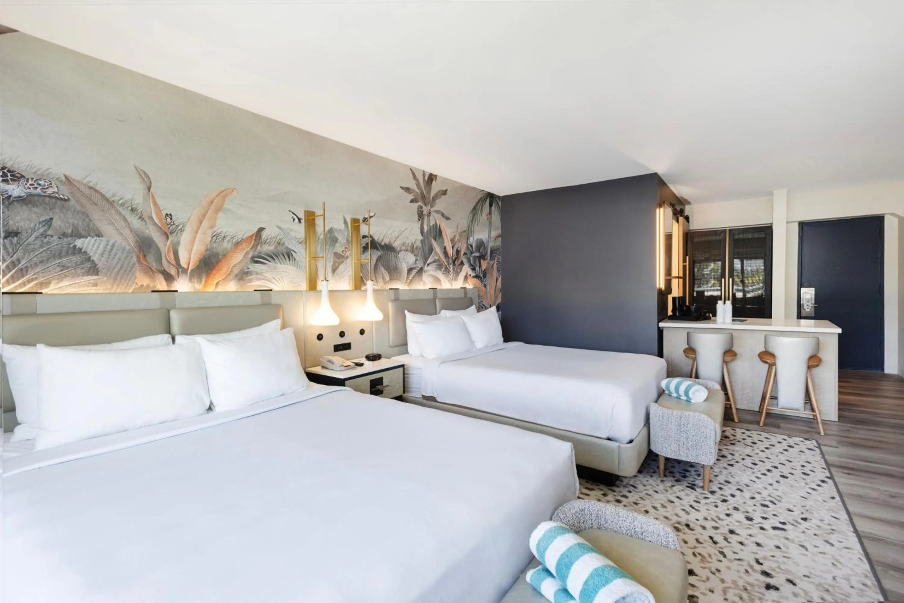 Bedroom, Bed in Maui Seaside Hotel