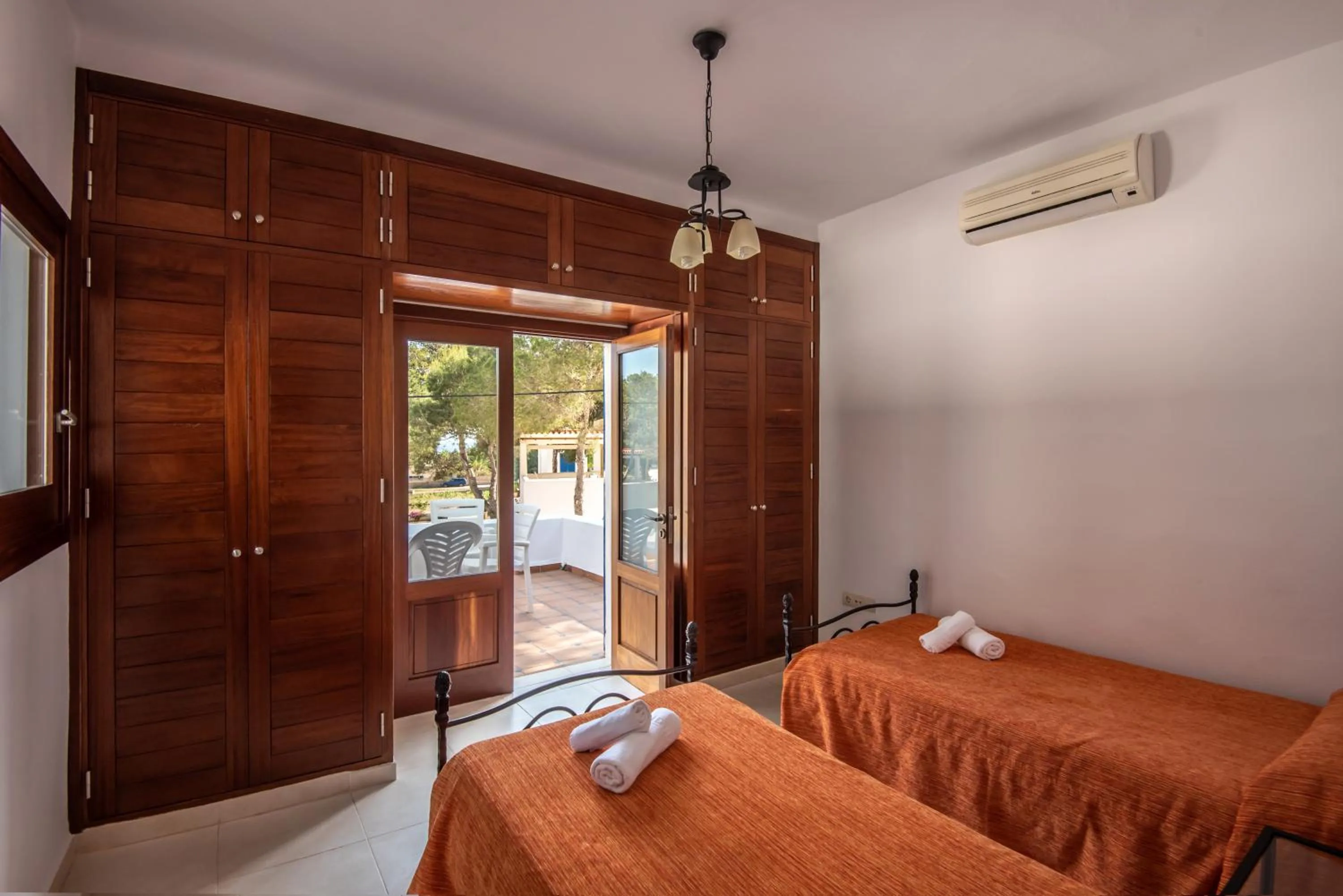 Bed in Bungalows Es Pins - Emar Hotels