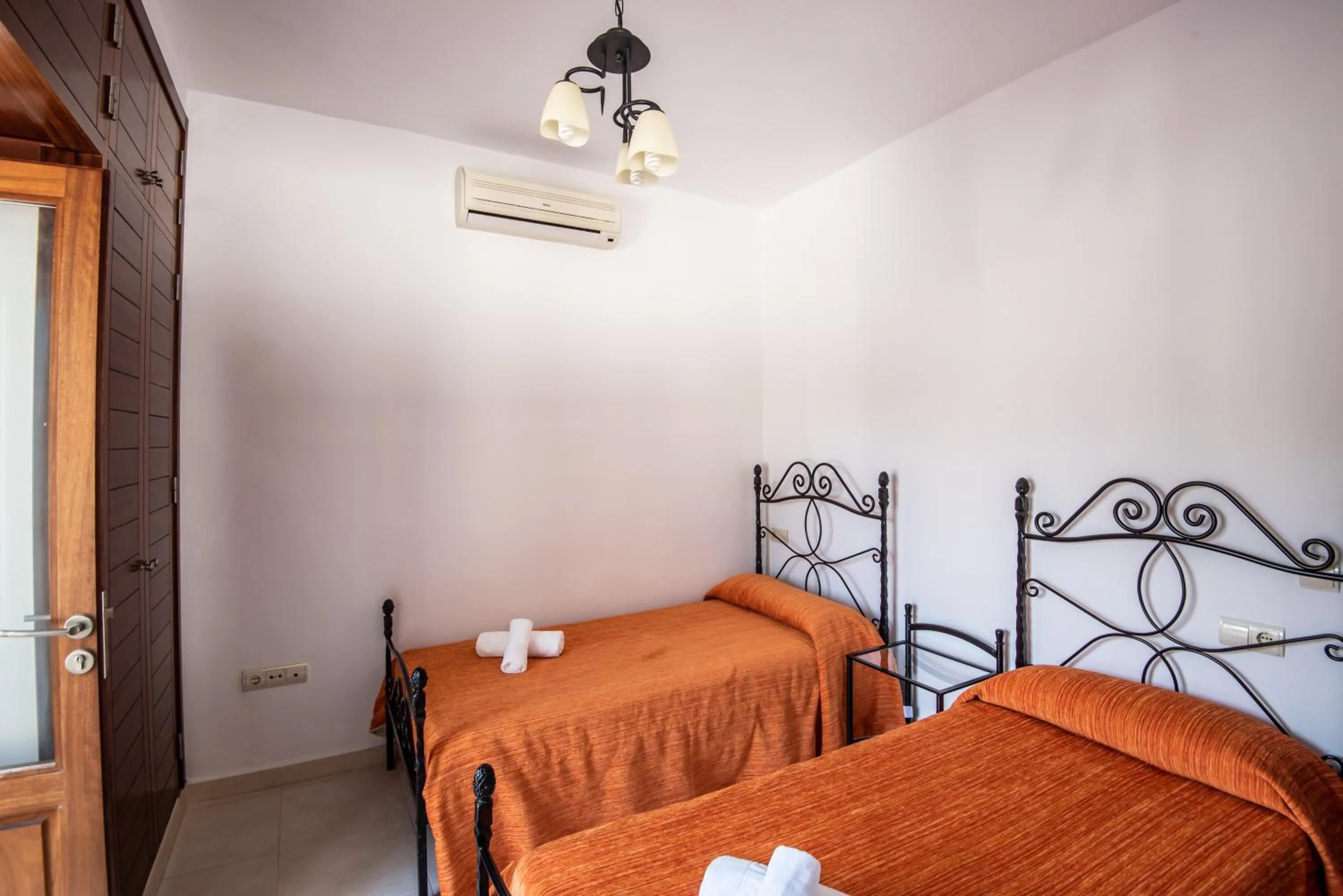 Bed in Bungalows Es Pins - Emar Hotels