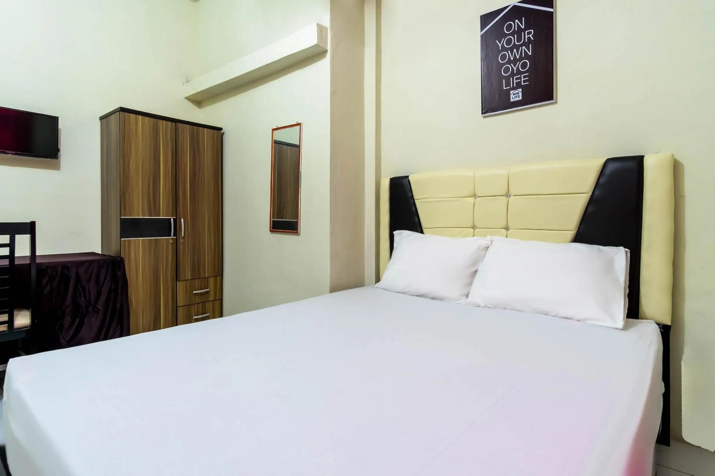 Bedroom, Bed in OYO Living 2604 Elicia Kost