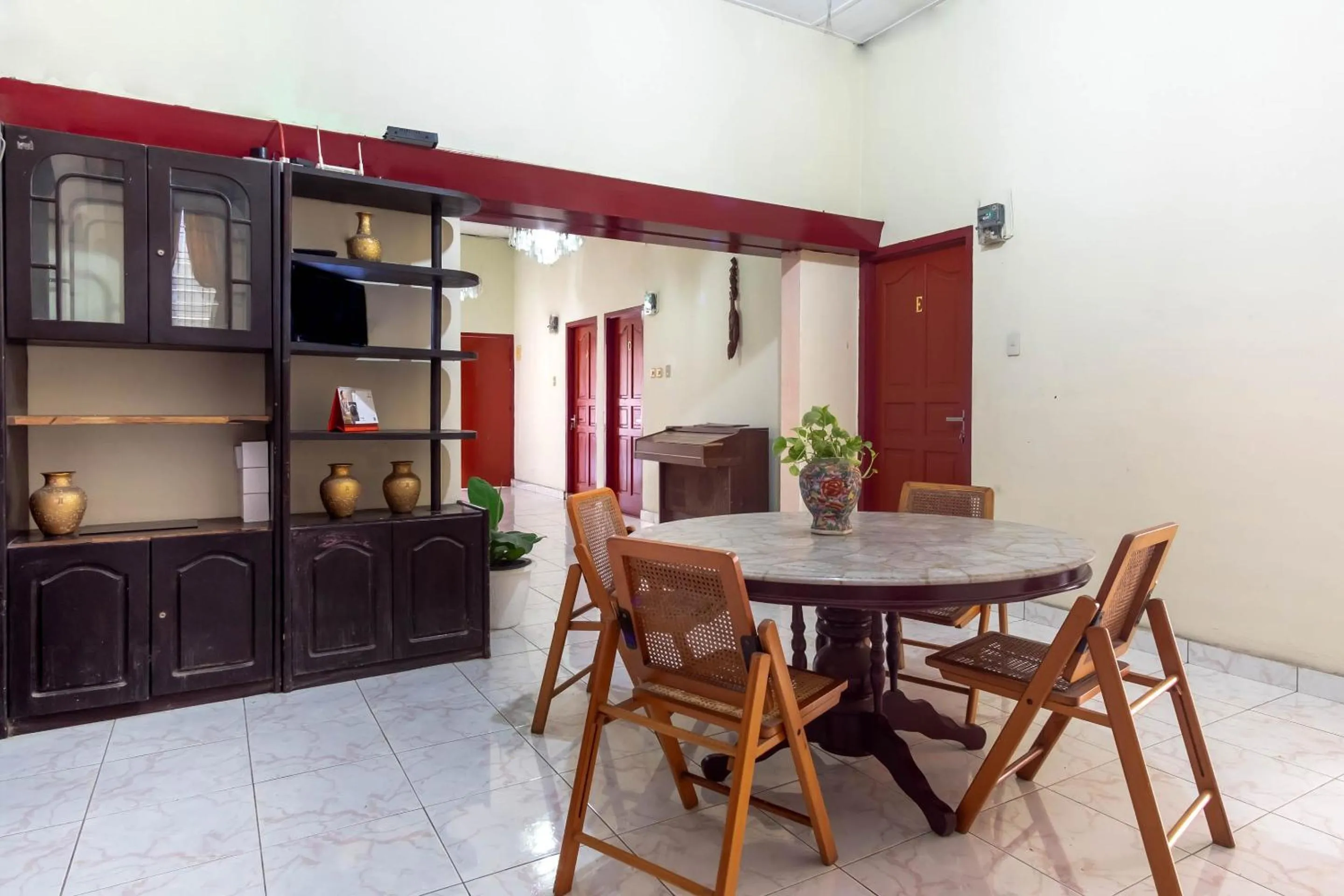 Dining area in OYO Living 2604 Elicia Kost