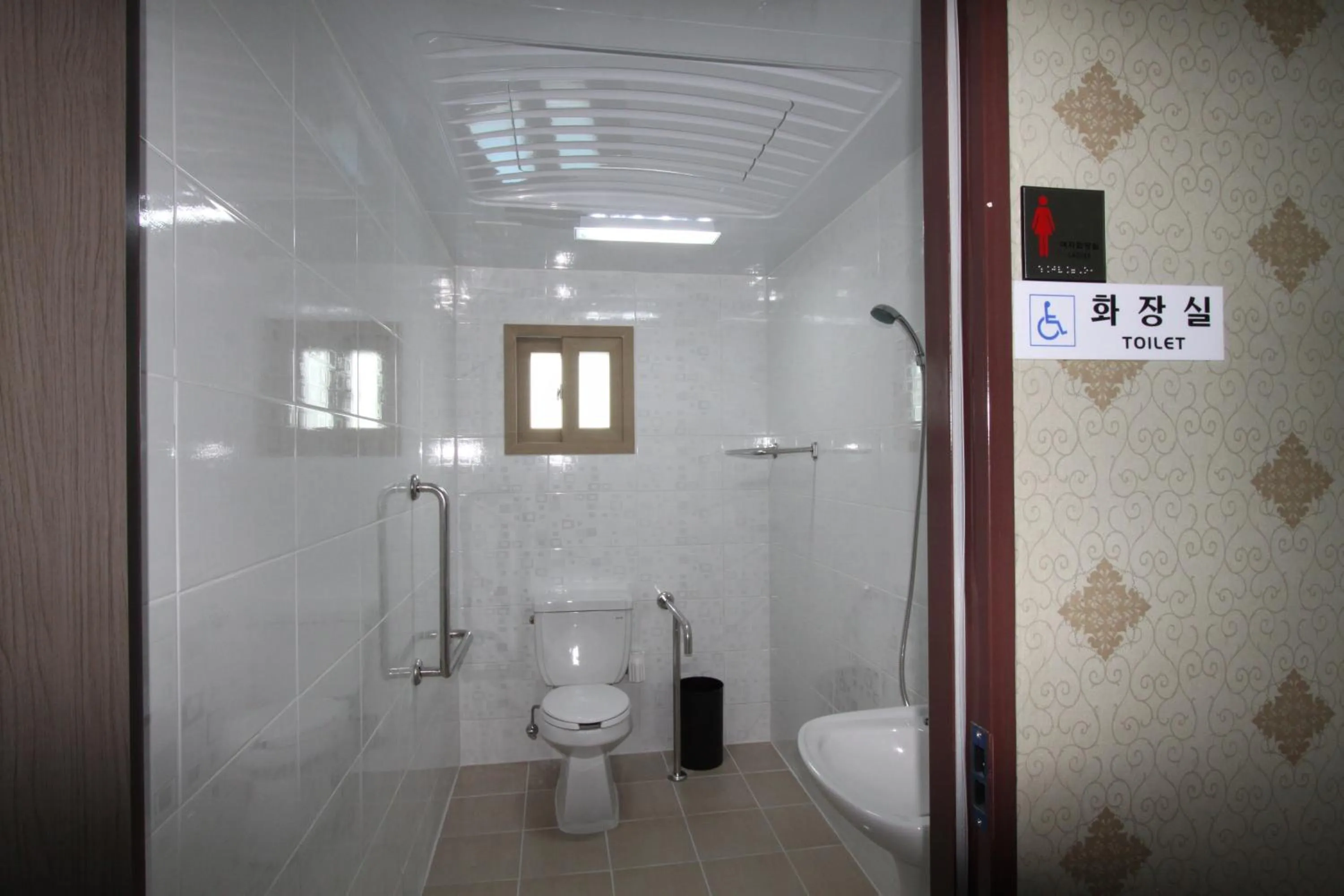 Bathroom in Hostel Dahyun & Guesthouse