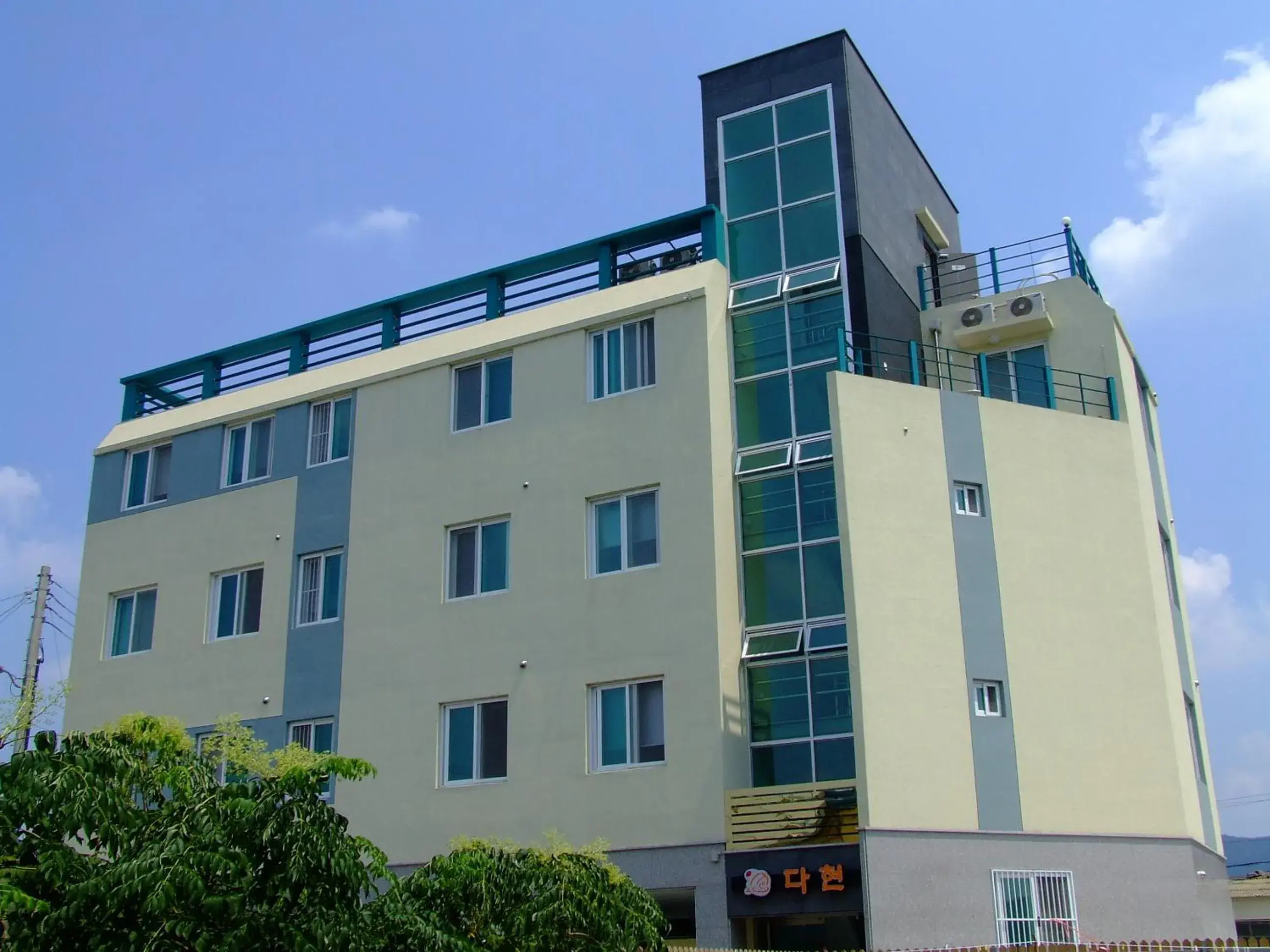 Property building in Hostel Dahyun & Guesthouse Property building in Hostel Dahyun & Guesthouse