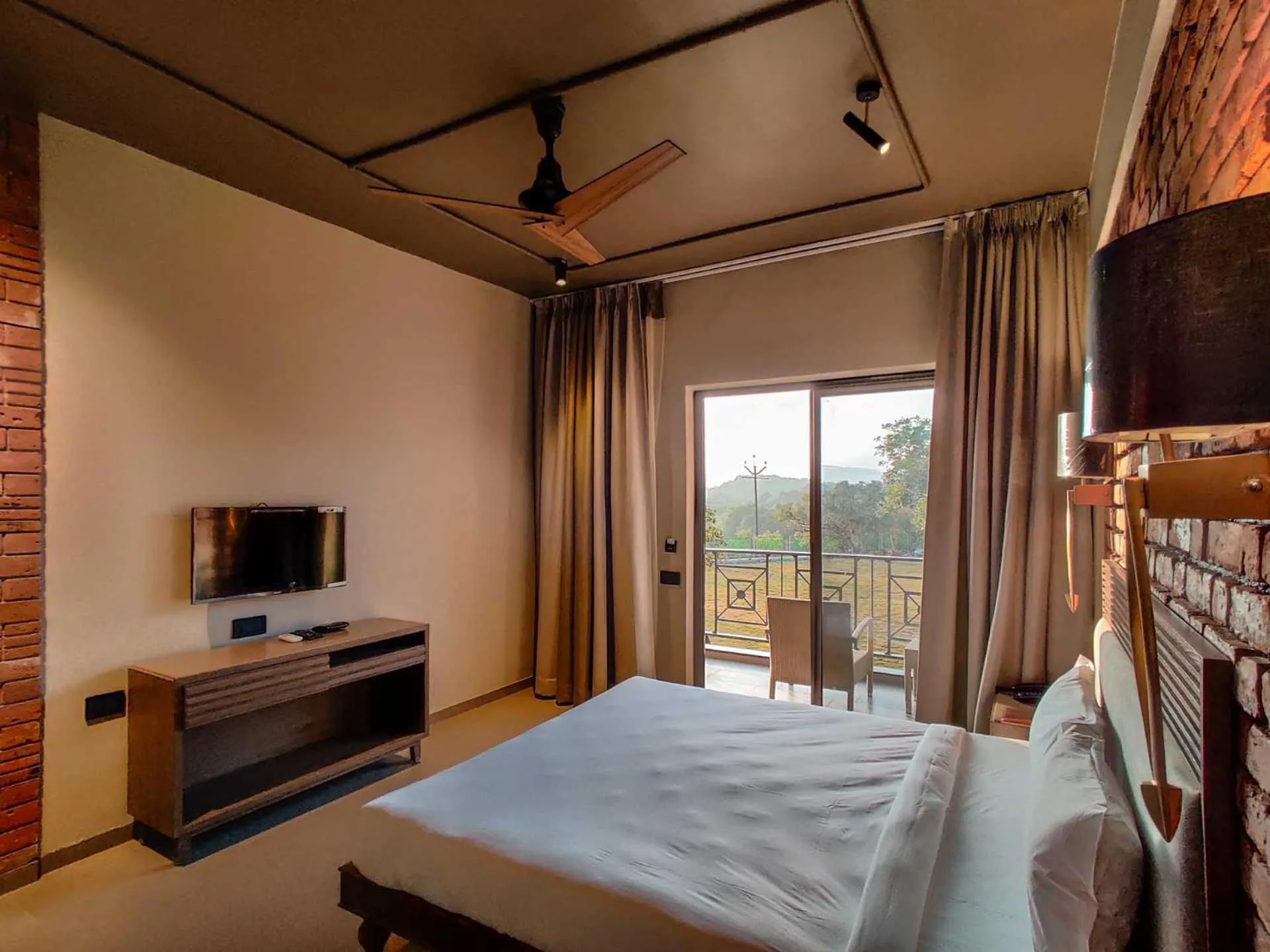 Lake view, Bed in Advait Resort Kshetra Mahabaleshwar