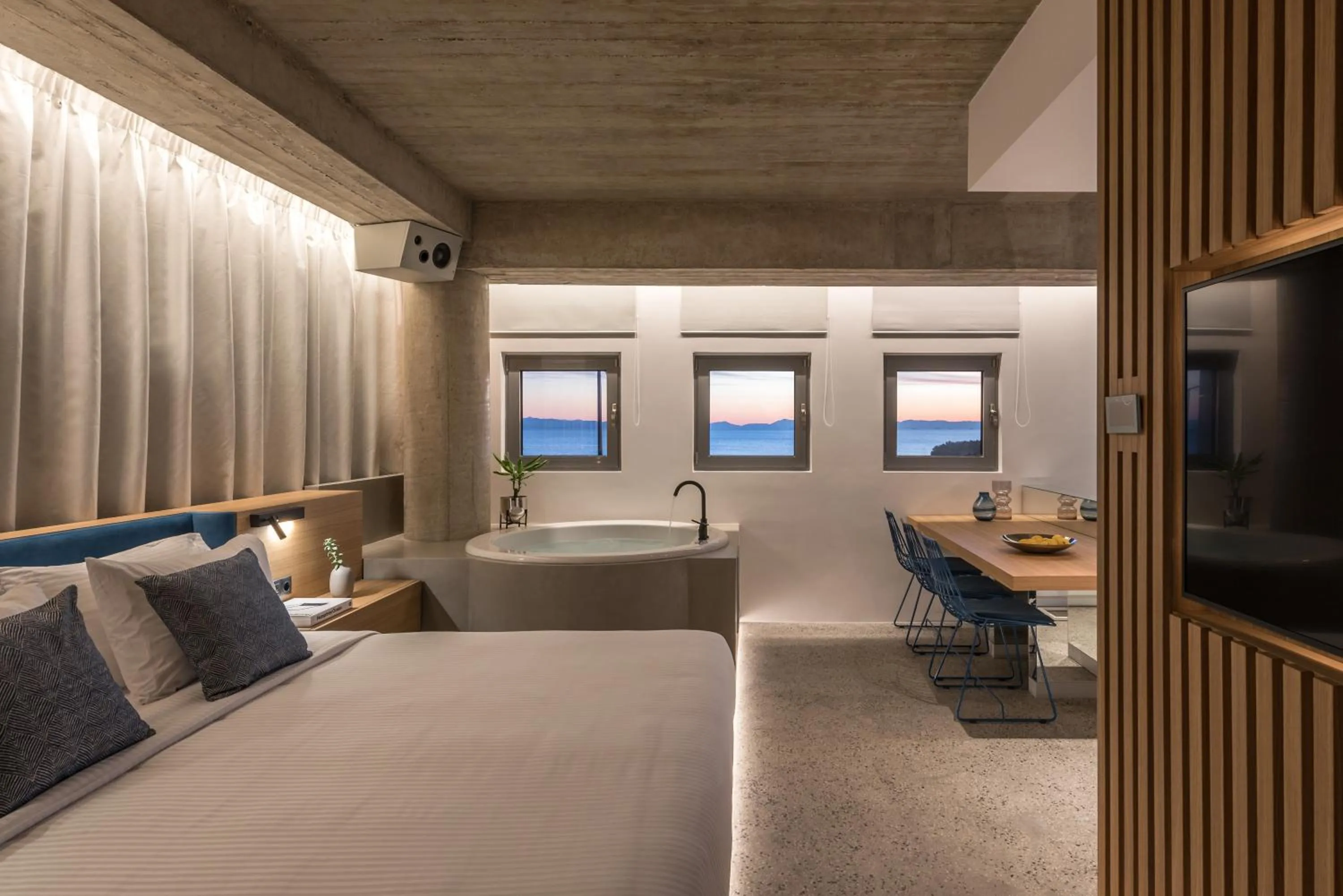 Hot Tub, Bed in Urban Suites
