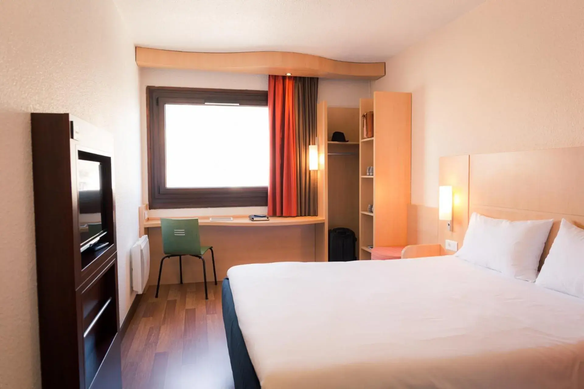 Photo of the whole room, Bed in ibis Grenoble Gare Photo of the whole room, Bed in ibis Grenoble Gare