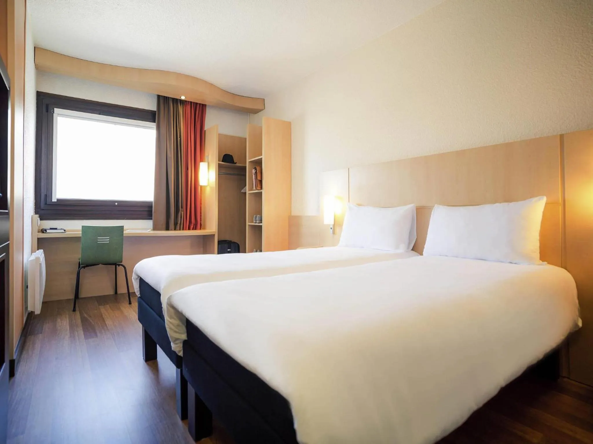 Bedroom, Bed in ibis Grenoble Gare