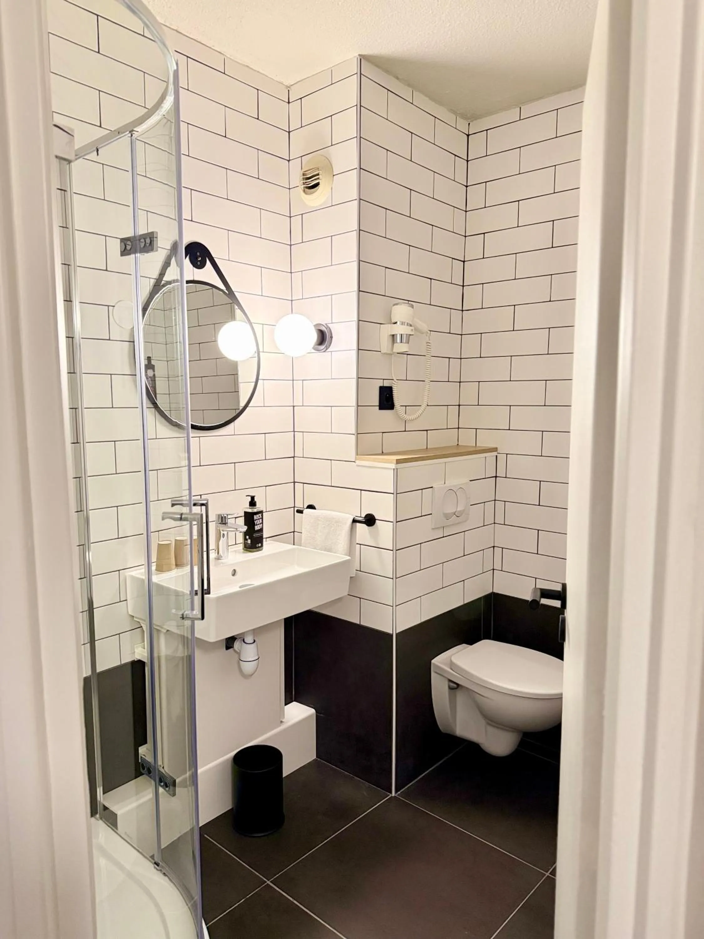 Shower in ibis Grenoble Gare