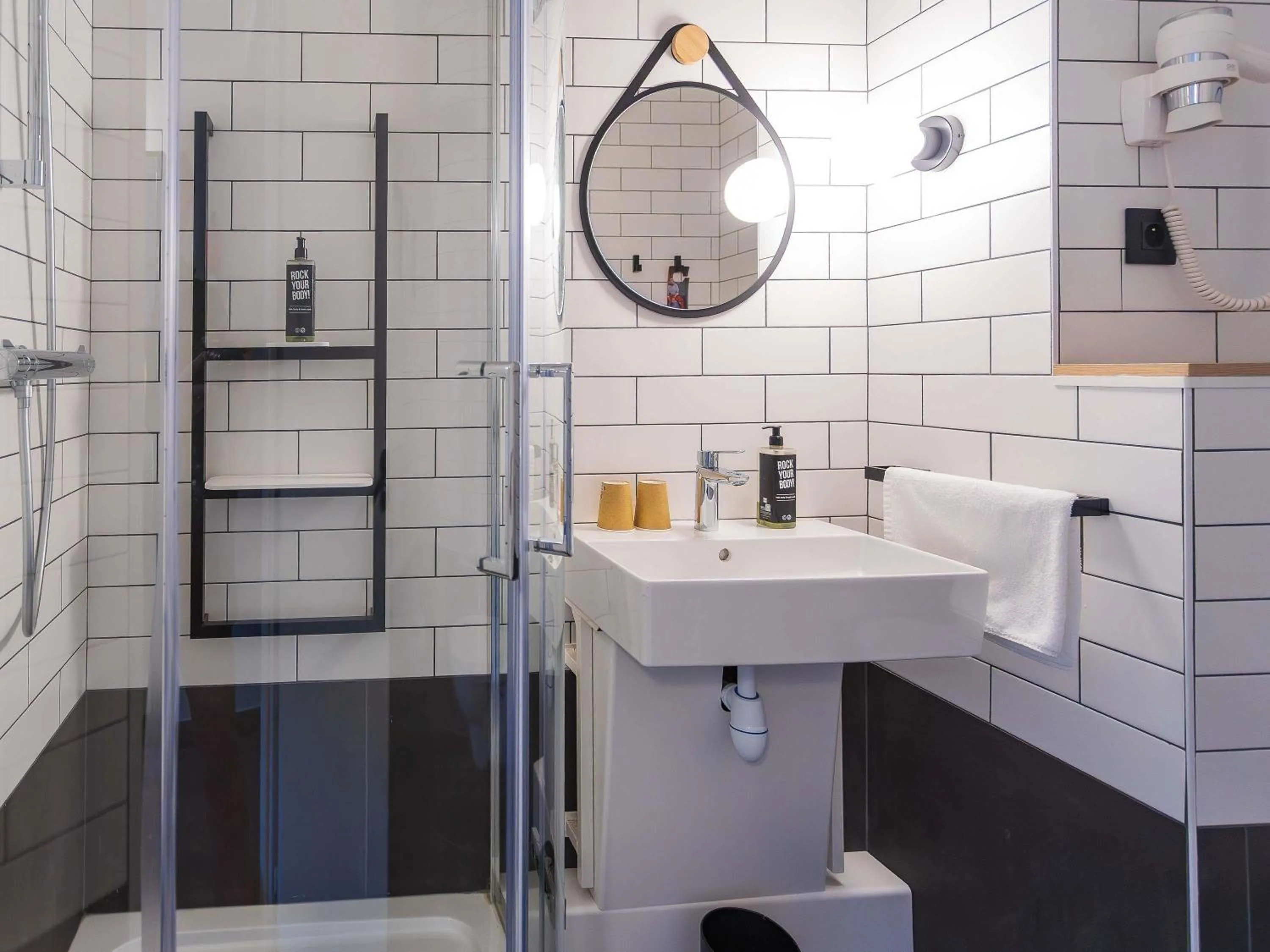 Bedroom in ibis Grenoble Gare