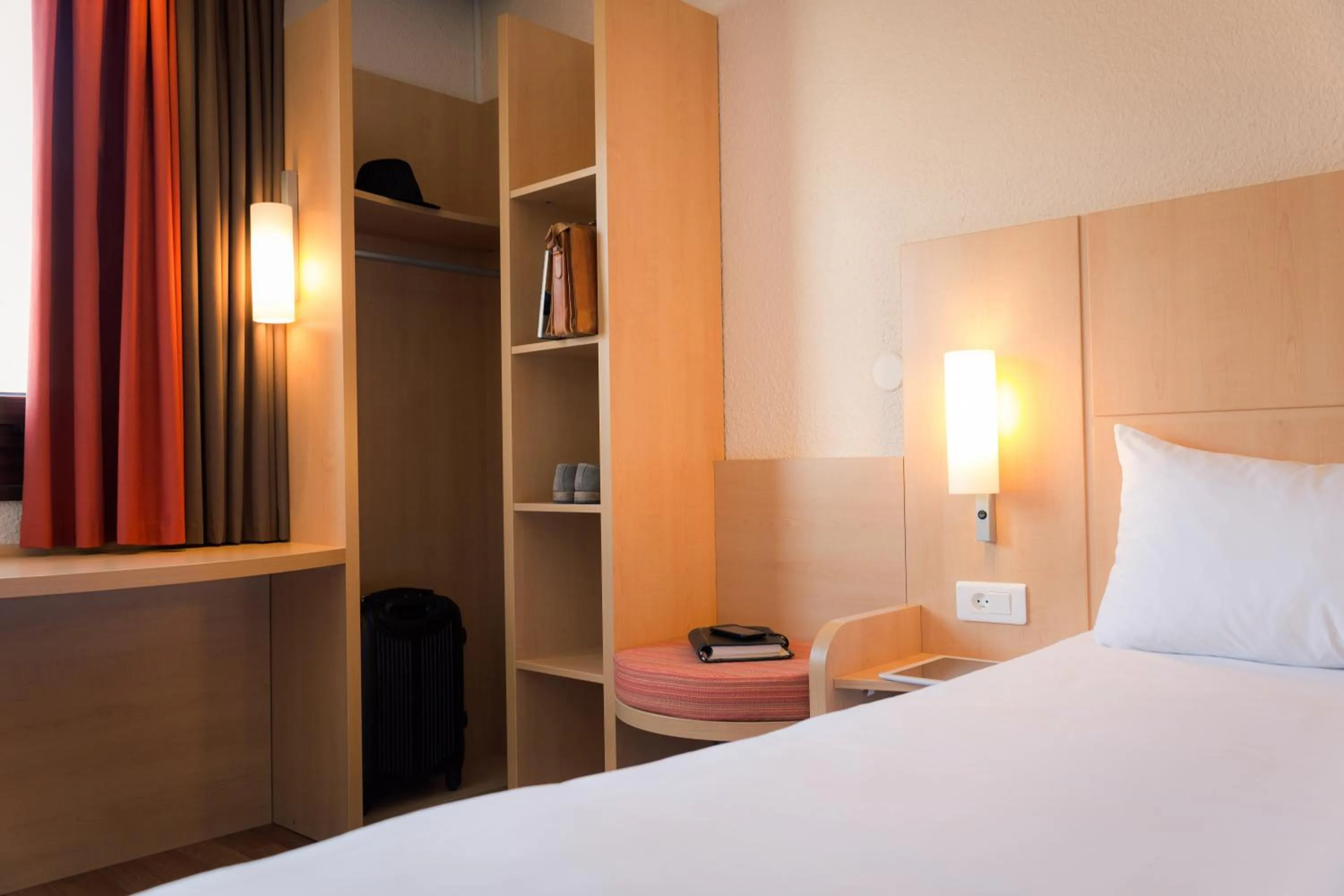 wardrobe, Bed in ibis Grenoble Gare
