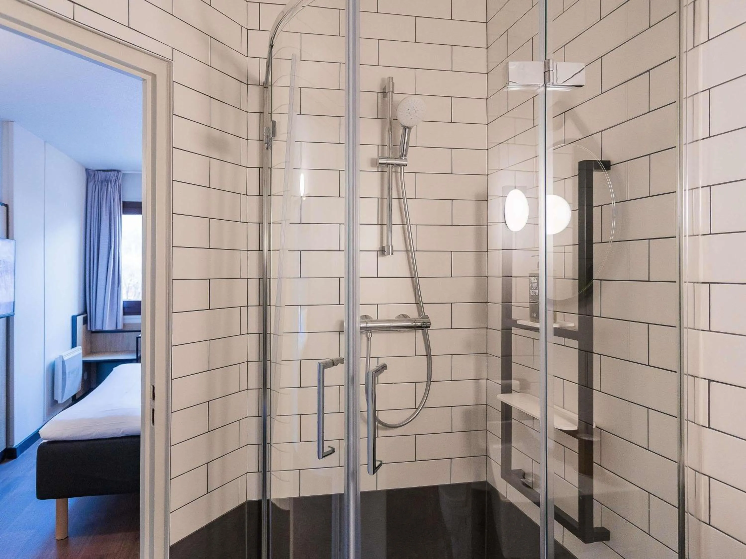 Bedroom in ibis Grenoble Gare