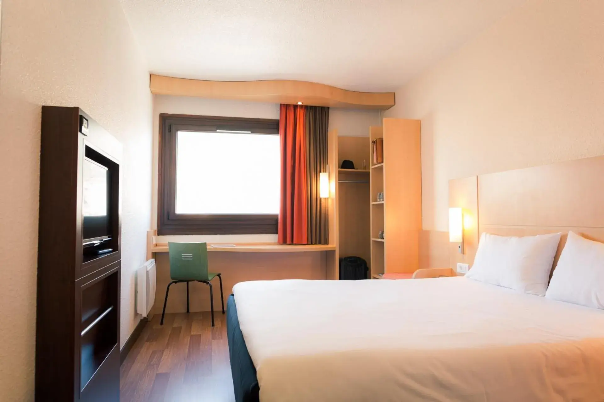 Photo of the whole room, Bed in ibis Grenoble Gare Photo of the whole room, Bed in ibis Grenoble Gare