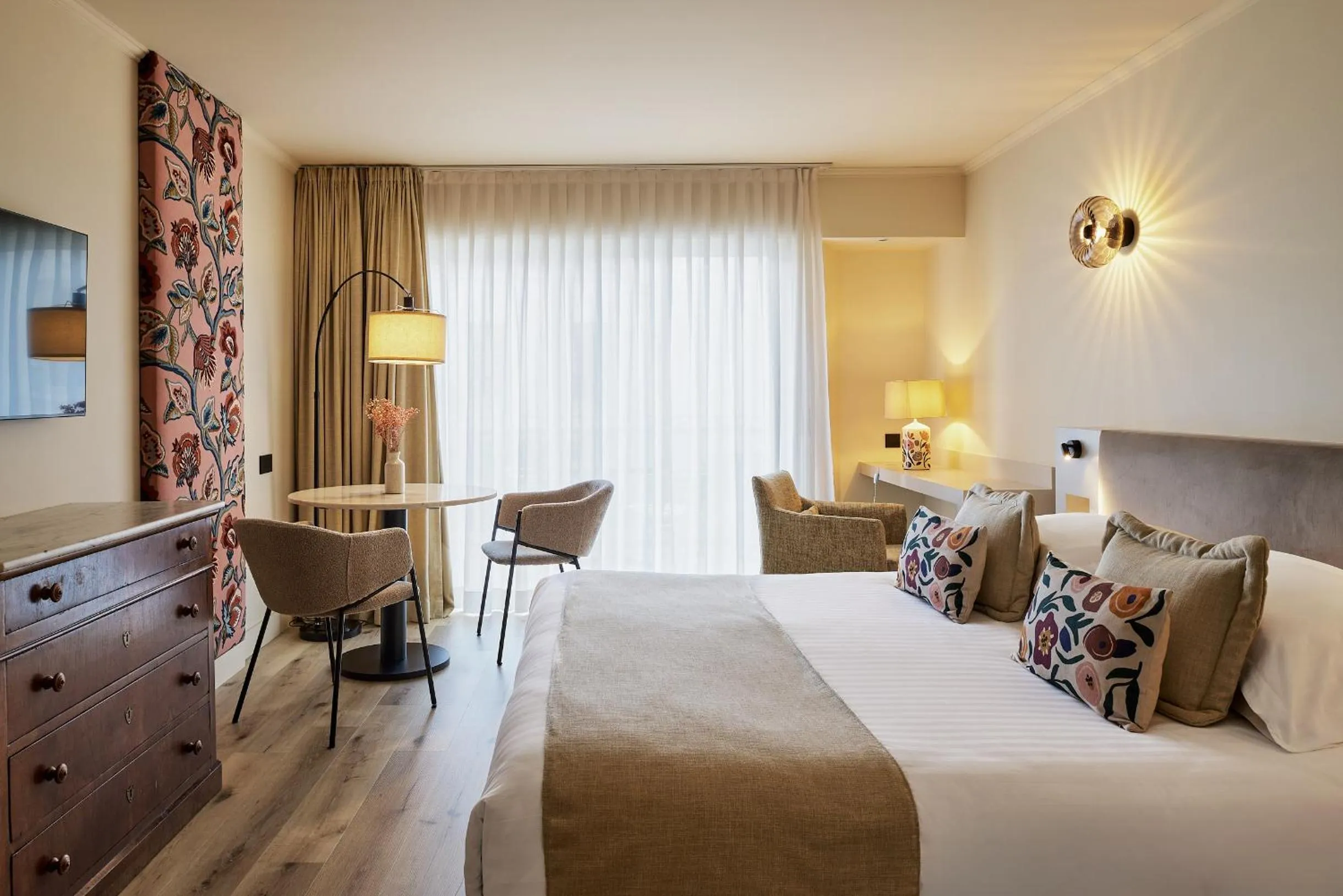 Seating area, Bed in Villa d'Estelle