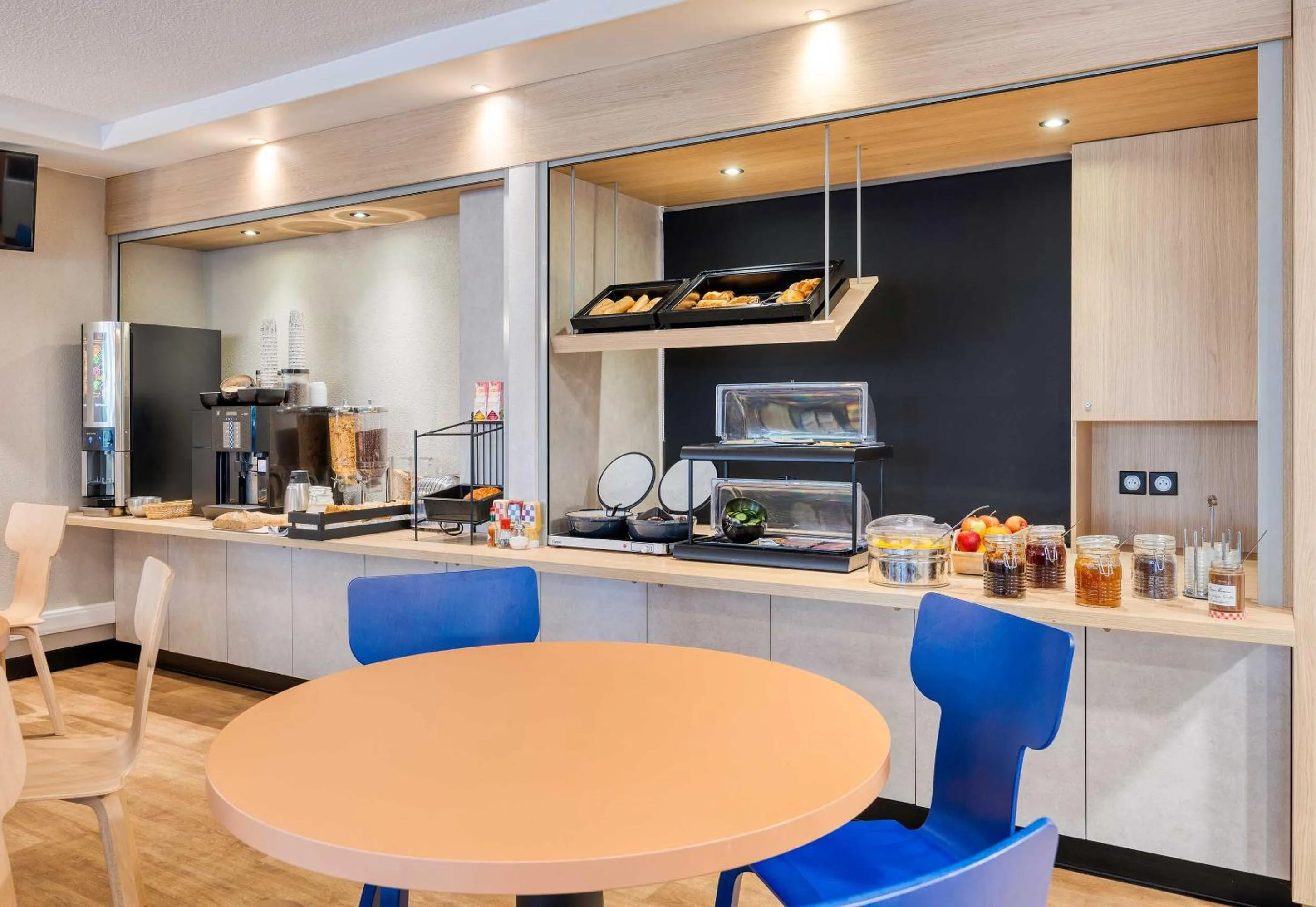 Restaurant/places to eat in B&B HOTEL Liège Rocourt