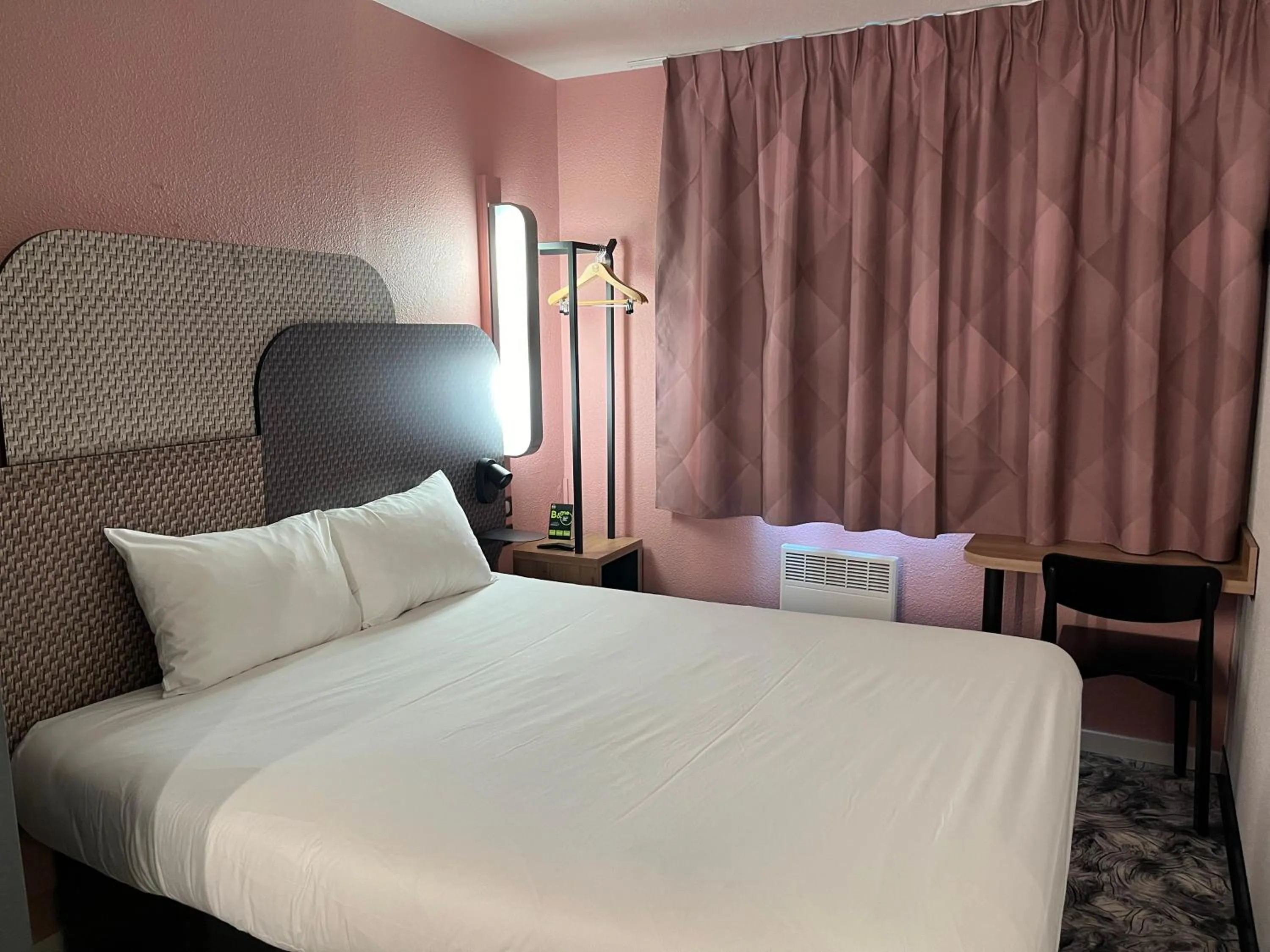 Bedroom, Bed in ibis Budget Liege