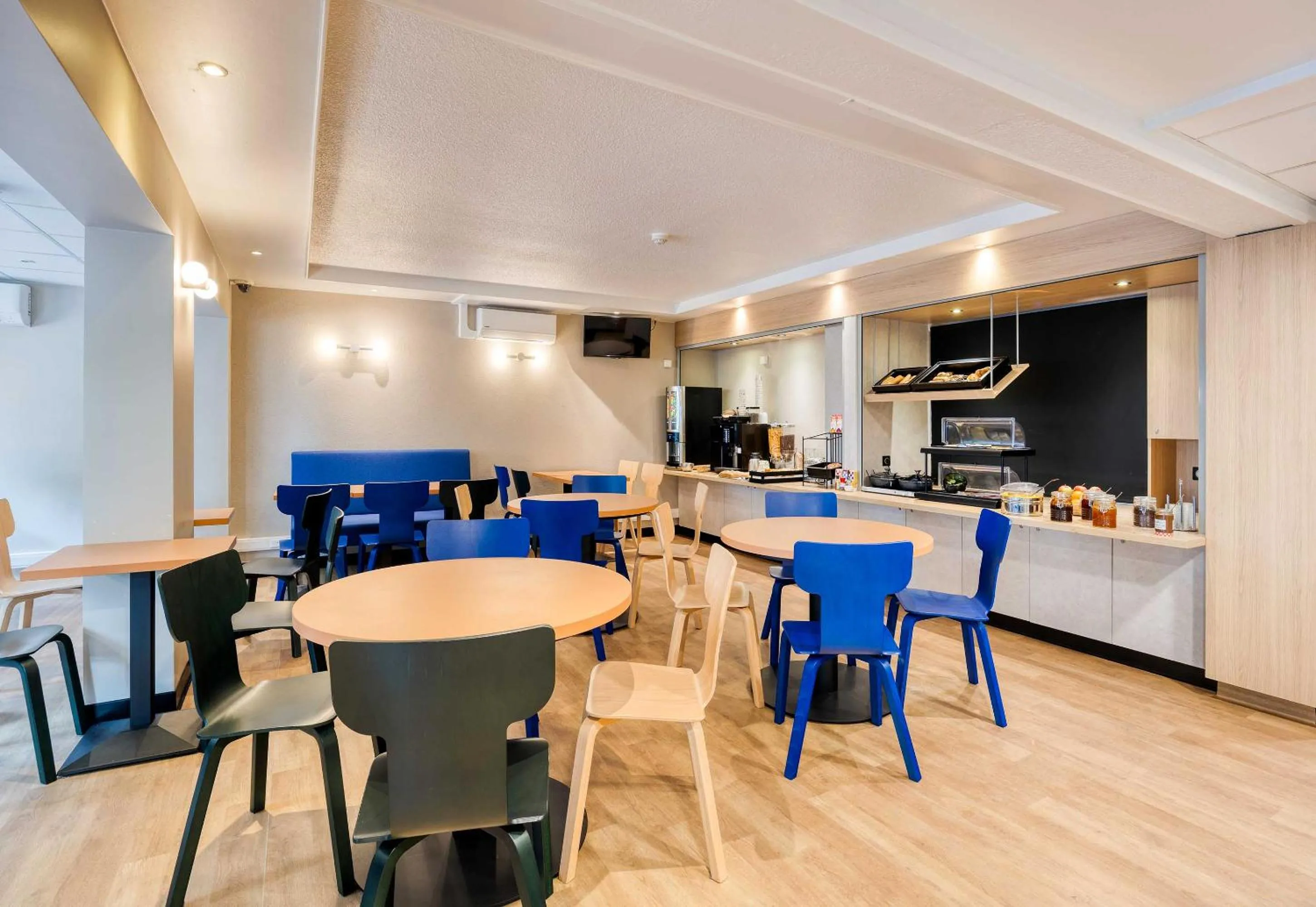 Restaurant/places to eat in B&B HOTEL Liège Rocourt