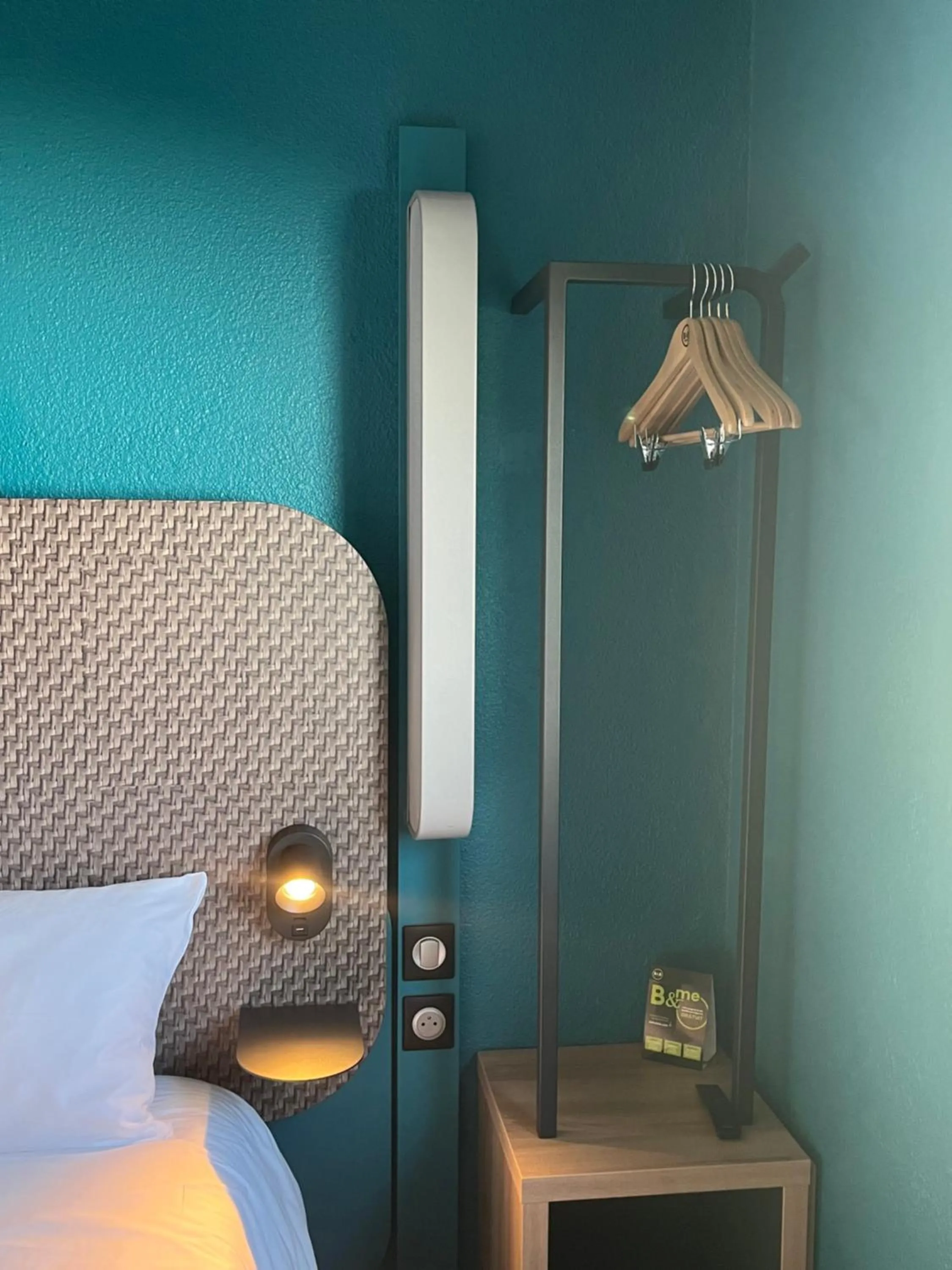 wardrobe, Bed in ibis Budget Liege