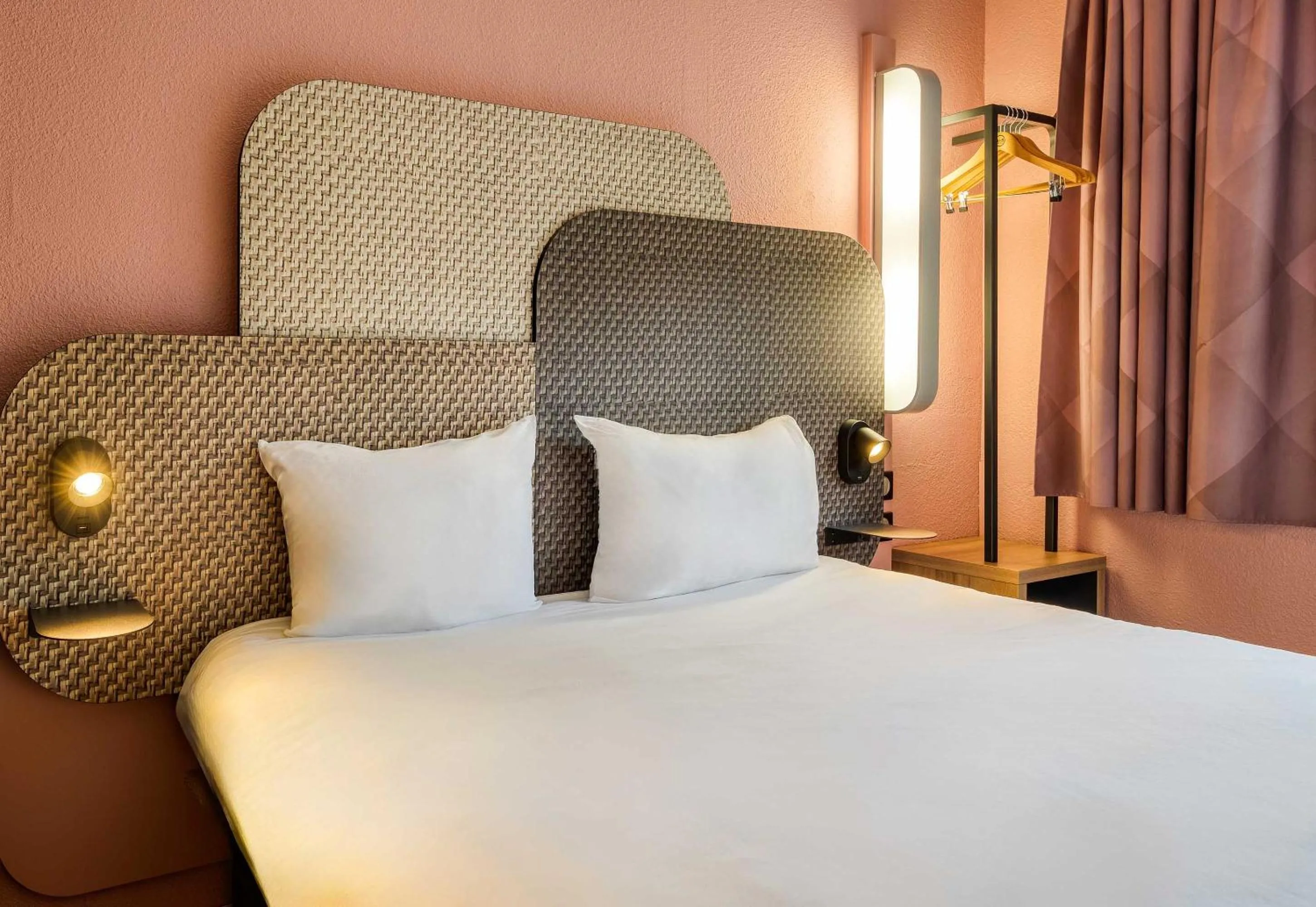 Bedroom, Bed in B&B HOTEL Liège Rocourt