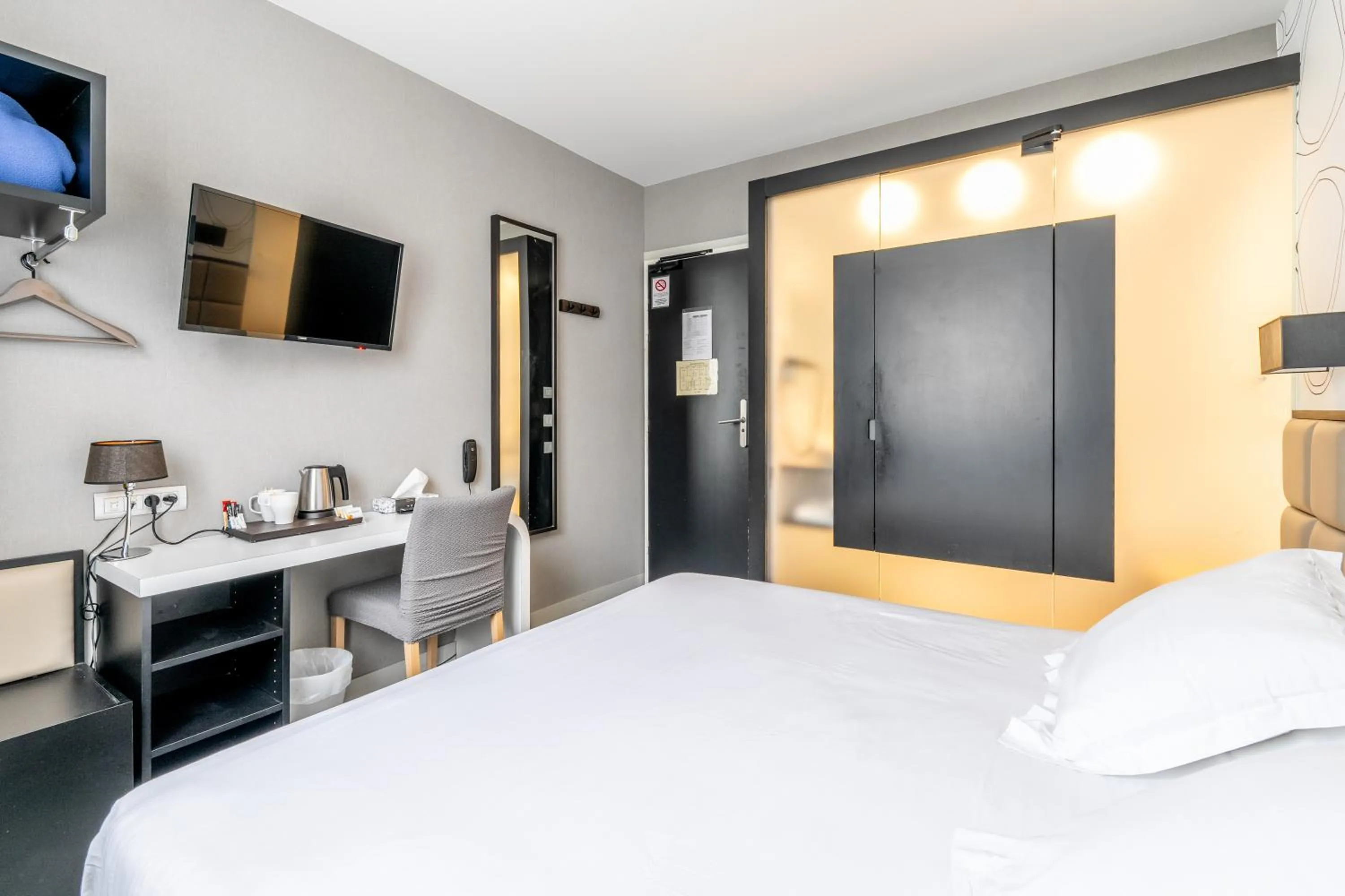 Bedroom, Bed in Hôtel Astoria