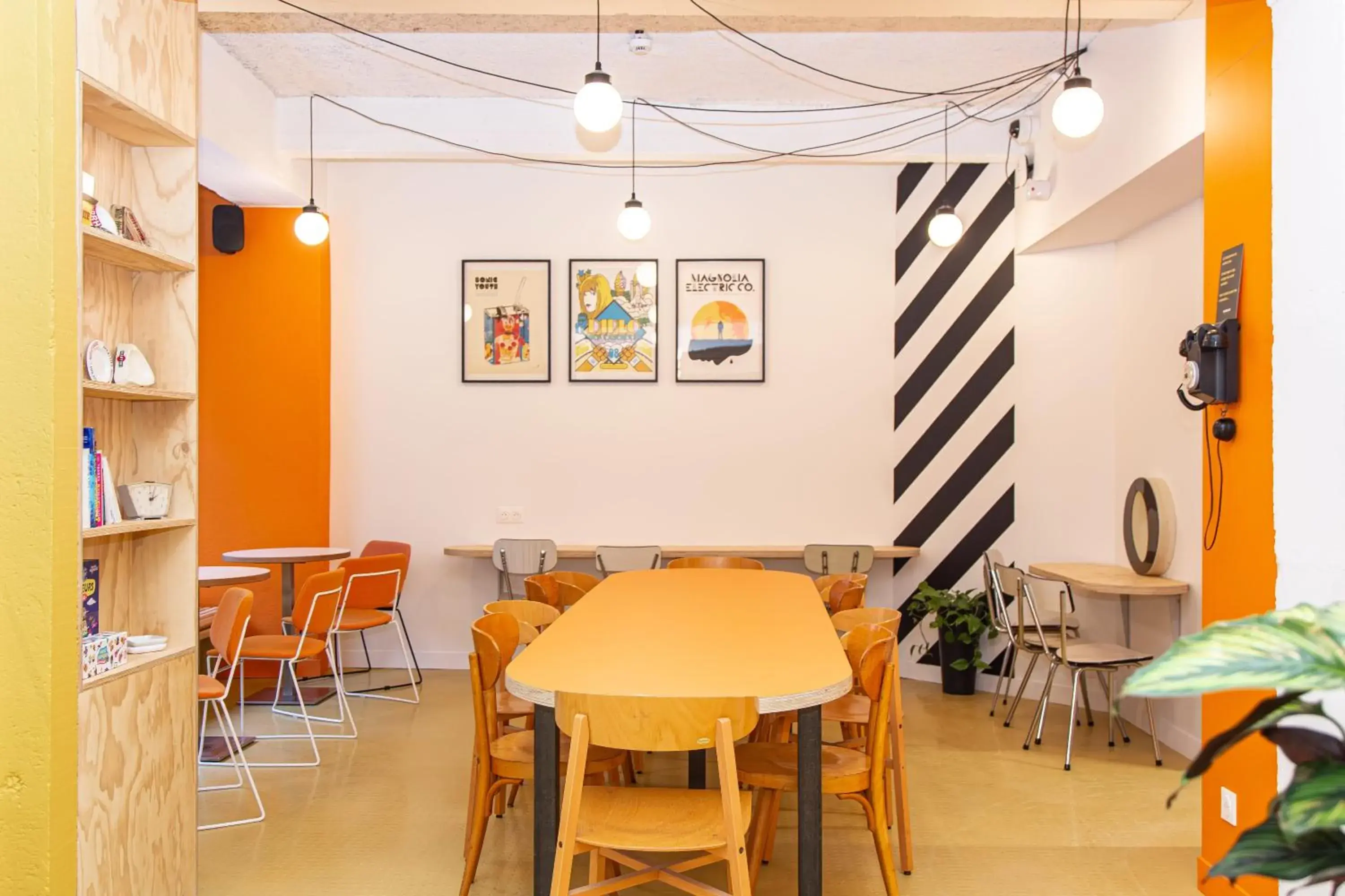 Lounge or bar in OLDEGAR Hôtel Lounge or bar in OLDEGAR Hôtel