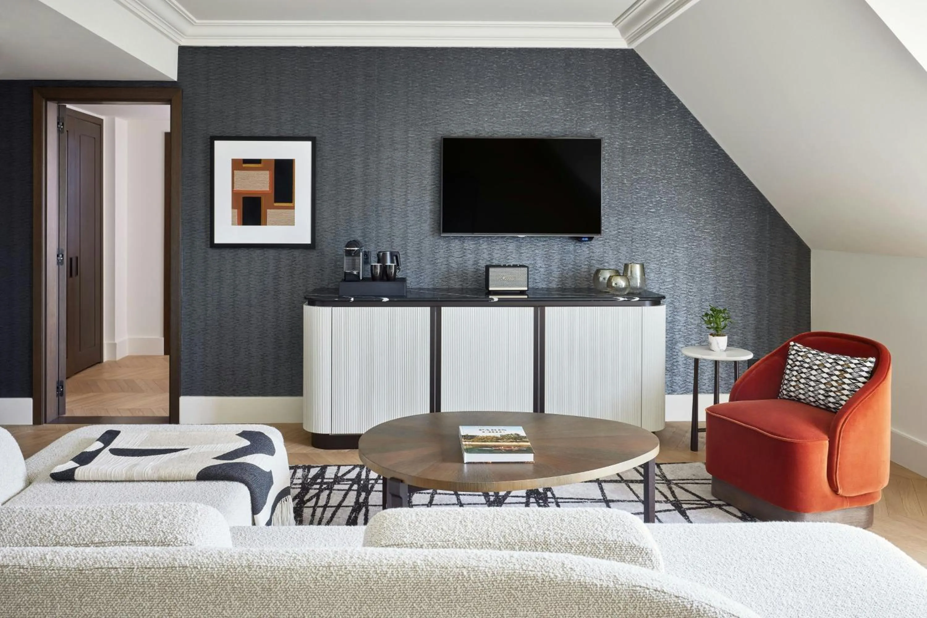 Living room, Bed in Paris Marriott Champs Elysees Hotel